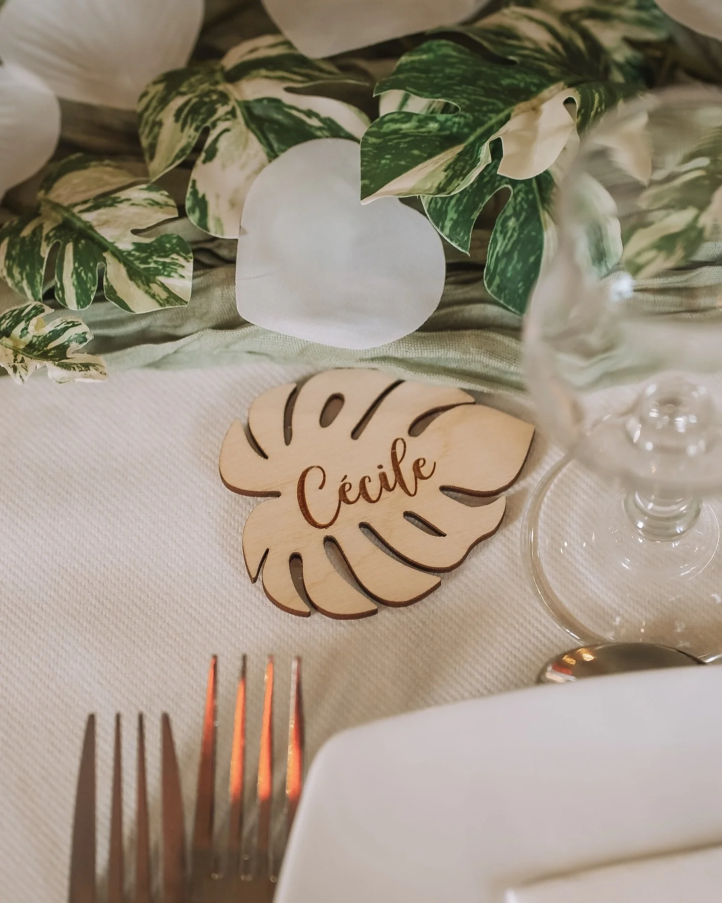 Jusqu&rsquo;aux d&eacute;tails de la d&eacute;coration de vos tables&hellip;

Vous aussi vous trouvez que c&rsquo;est important ce genre de photo ?

#photographemariage #decomariage #tablemariage