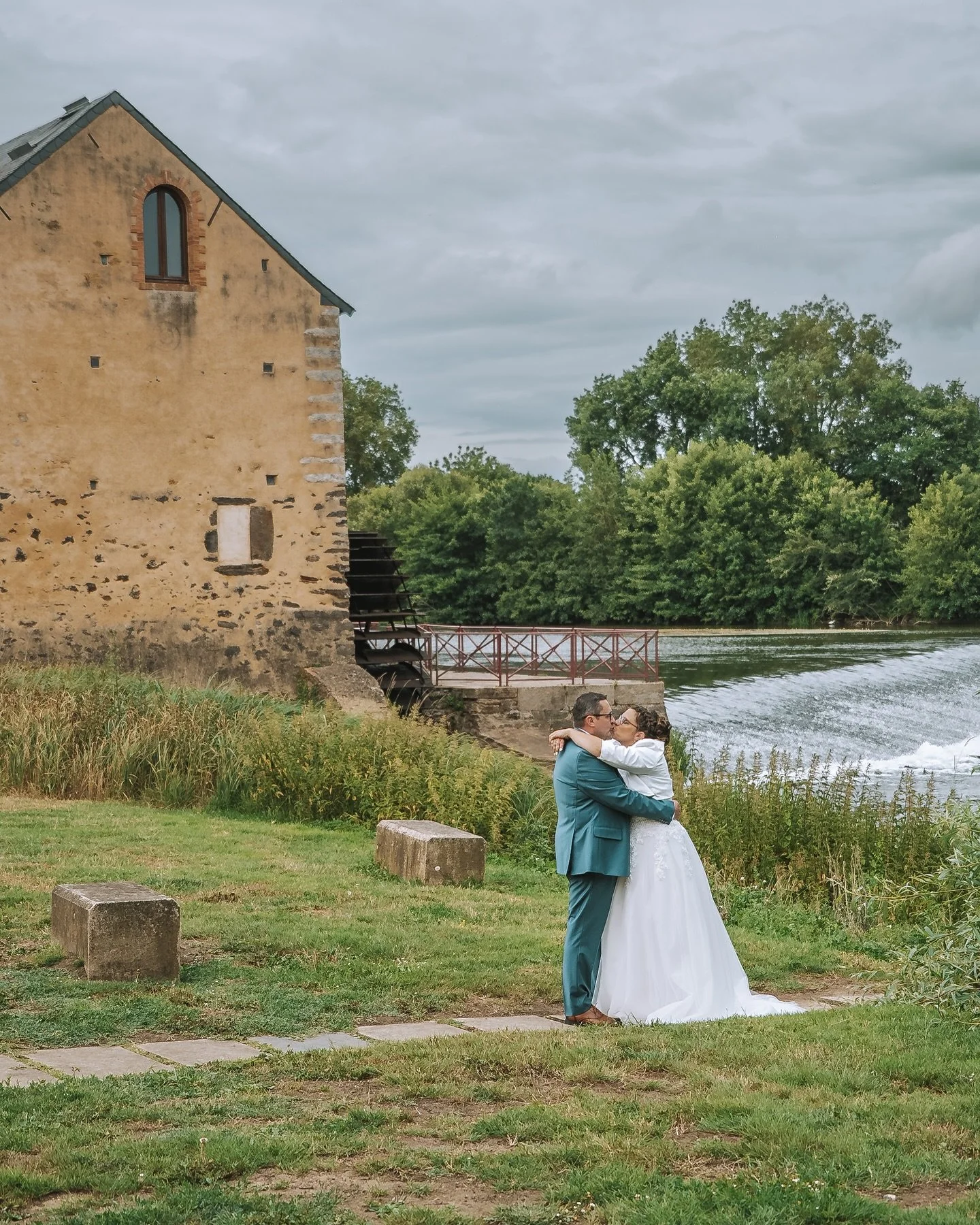 Avec moi en tant que photographe &agrave; votre mariage et pendant la s&eacute;ance couple c&rsquo;est la garantie d&rsquo;obtenir des photos de loin, de pr&egrave;s mais aussi des d&eacute;tails.

#photosmariage #seancecouple #mariage2025