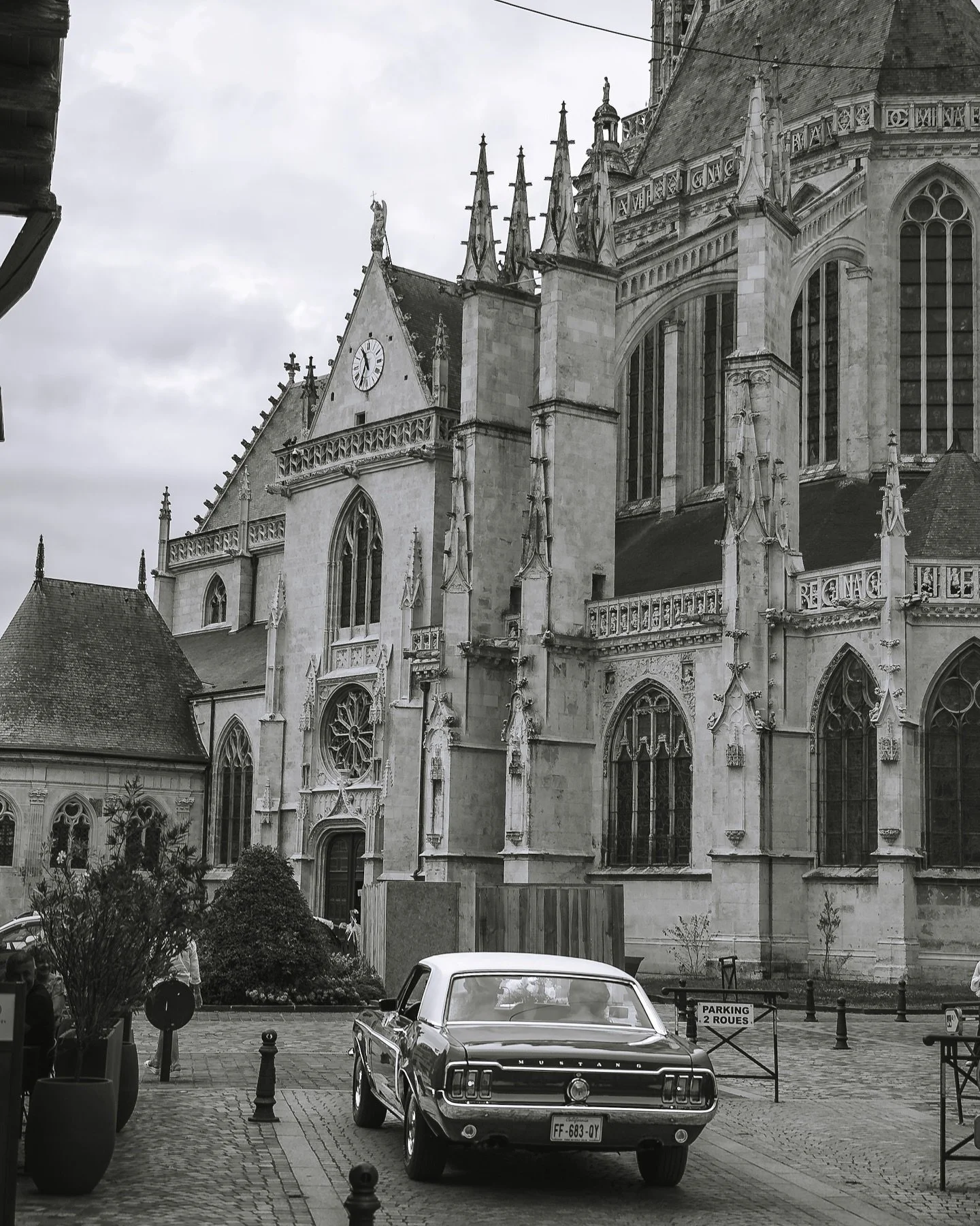 Une autre belle journ&eacute;e &agrave; capturer le mariage d&rsquo;Emilie et Florian 📸🙌 

En plein dans l&rsquo;editing, je vous partage un bref aper&ccedil;u 👰🏻🤵🏻&zwj;♂️💍 

#photosmariage #sortieeglise #fordmustangwedding