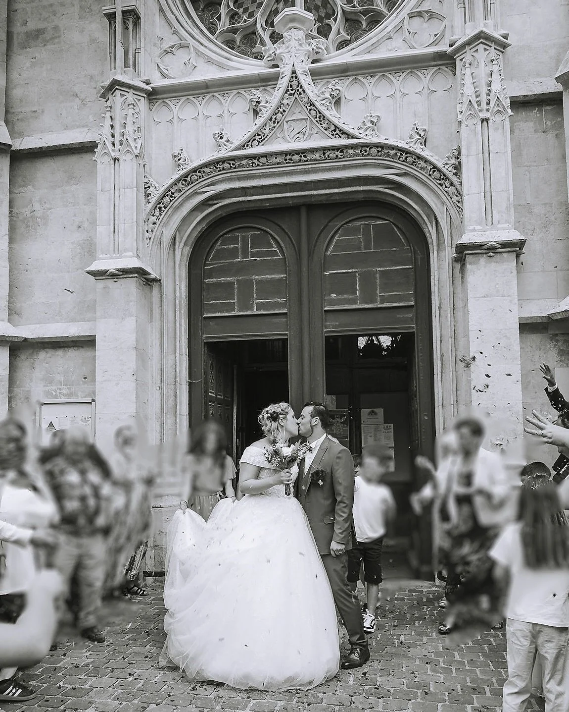 Une sortie de c&eacute;r&eacute;monie, une photo de couple, les alliances, le cort&egrave;ge ?

Je capture CHAQUE moment et chaque d&eacute;tails ! 

➡️ L&rsquo;agenda photos et vid&eacute;os 2026 est ouvert, ne perdez pas de temps !

#photographemar