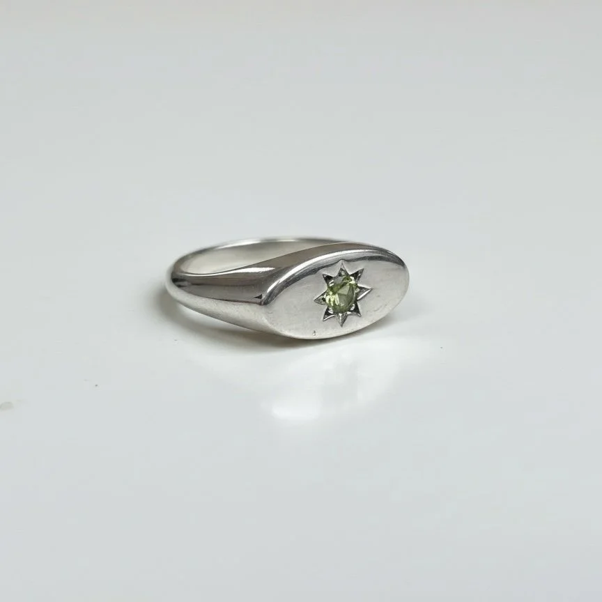 Ellipse signet ring - Peridot