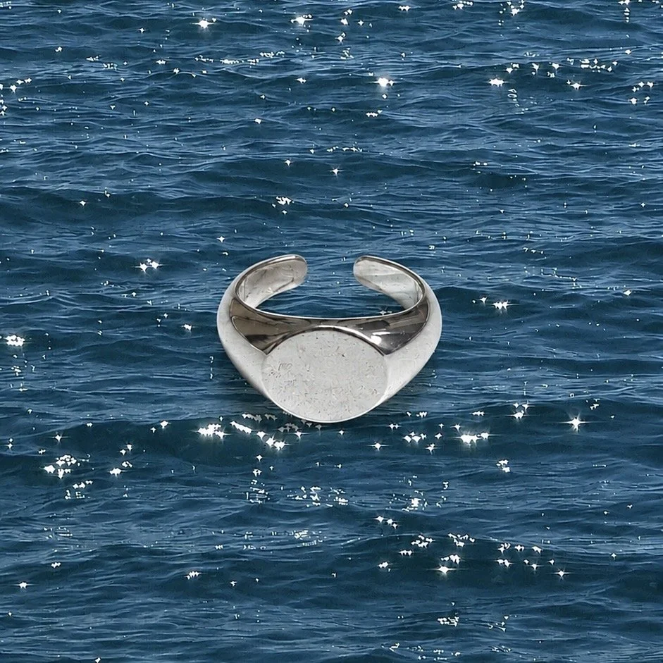Signet toe ring