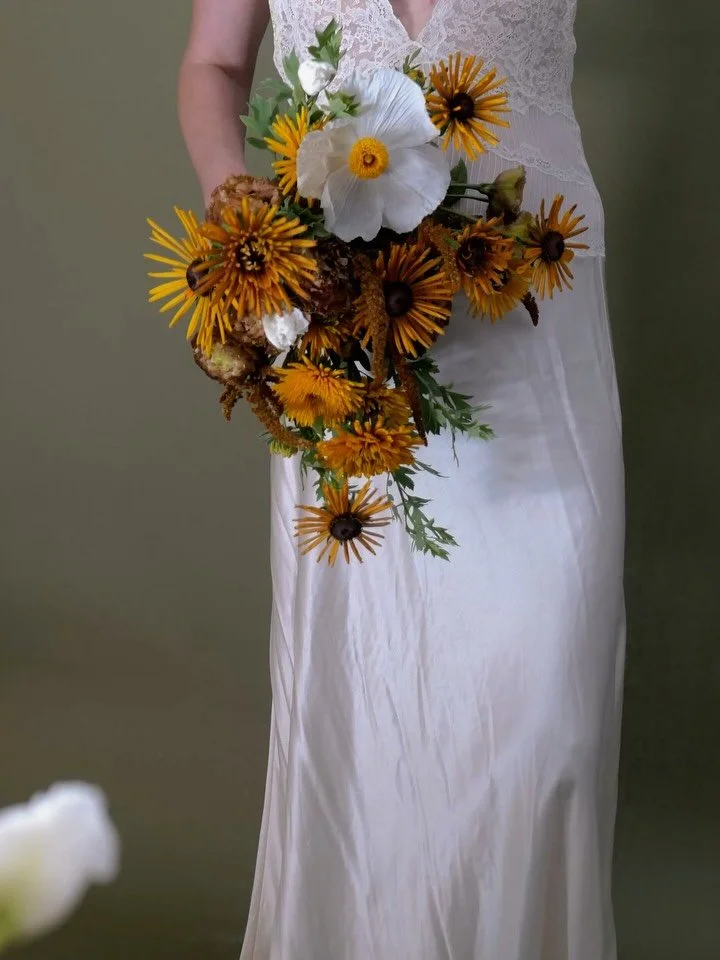Had to give this bouquet her main character moment. Rachel (@psalterfarmflowers) gave me so many goodies but included matilja poppy foliage in my grower&rsquo;s bucket this week and one of them decided to pop in and say hi! 

#localflowers #sandiegof