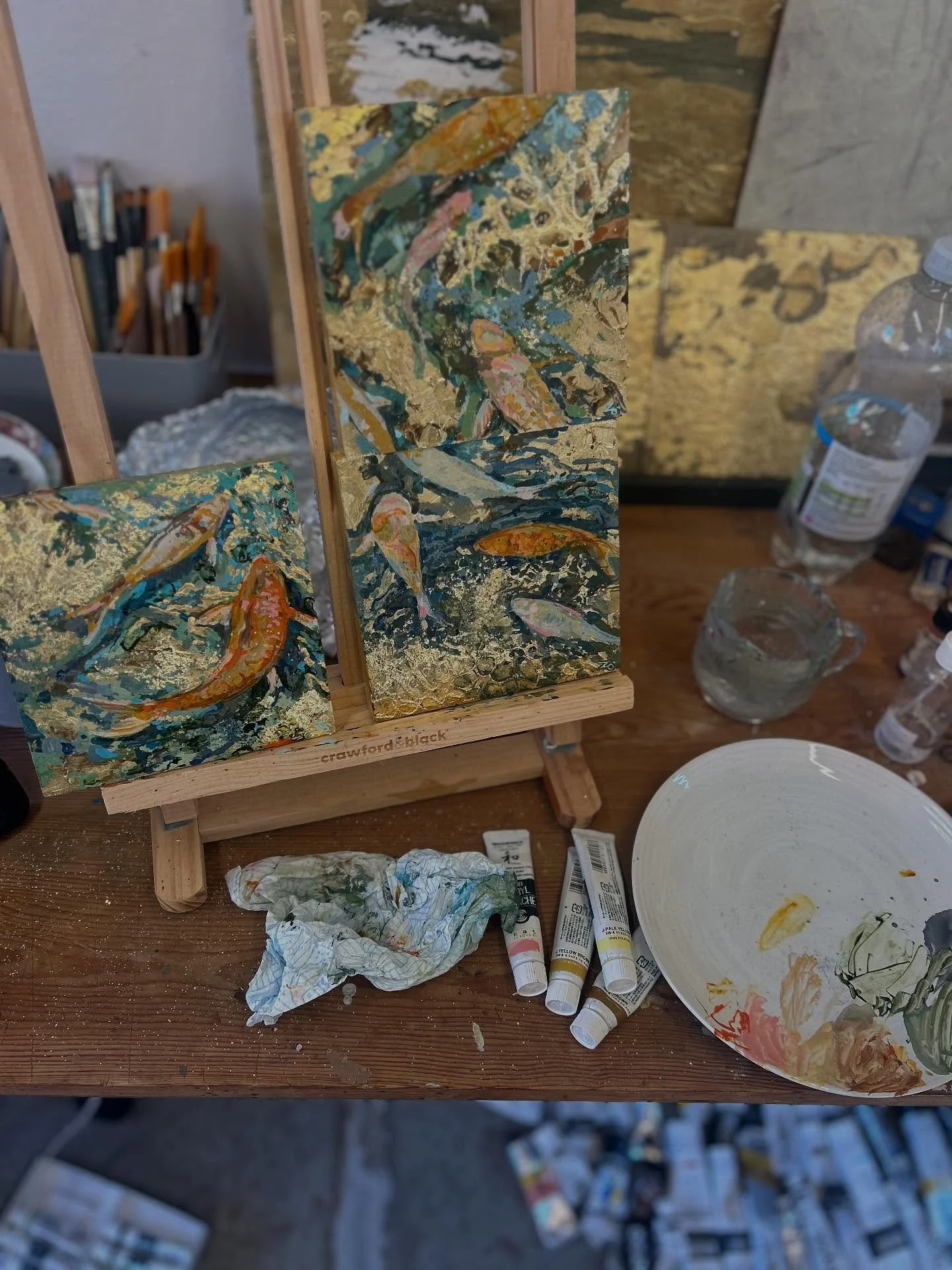 Lots of little bright things coming together in the workshop at the moment!
Mini fish and mini florals will be available through my new website when it is launched in a few weeks time 🐟🐟🐟

#wip #gilded #artiststudios #goldleafart #painting #art