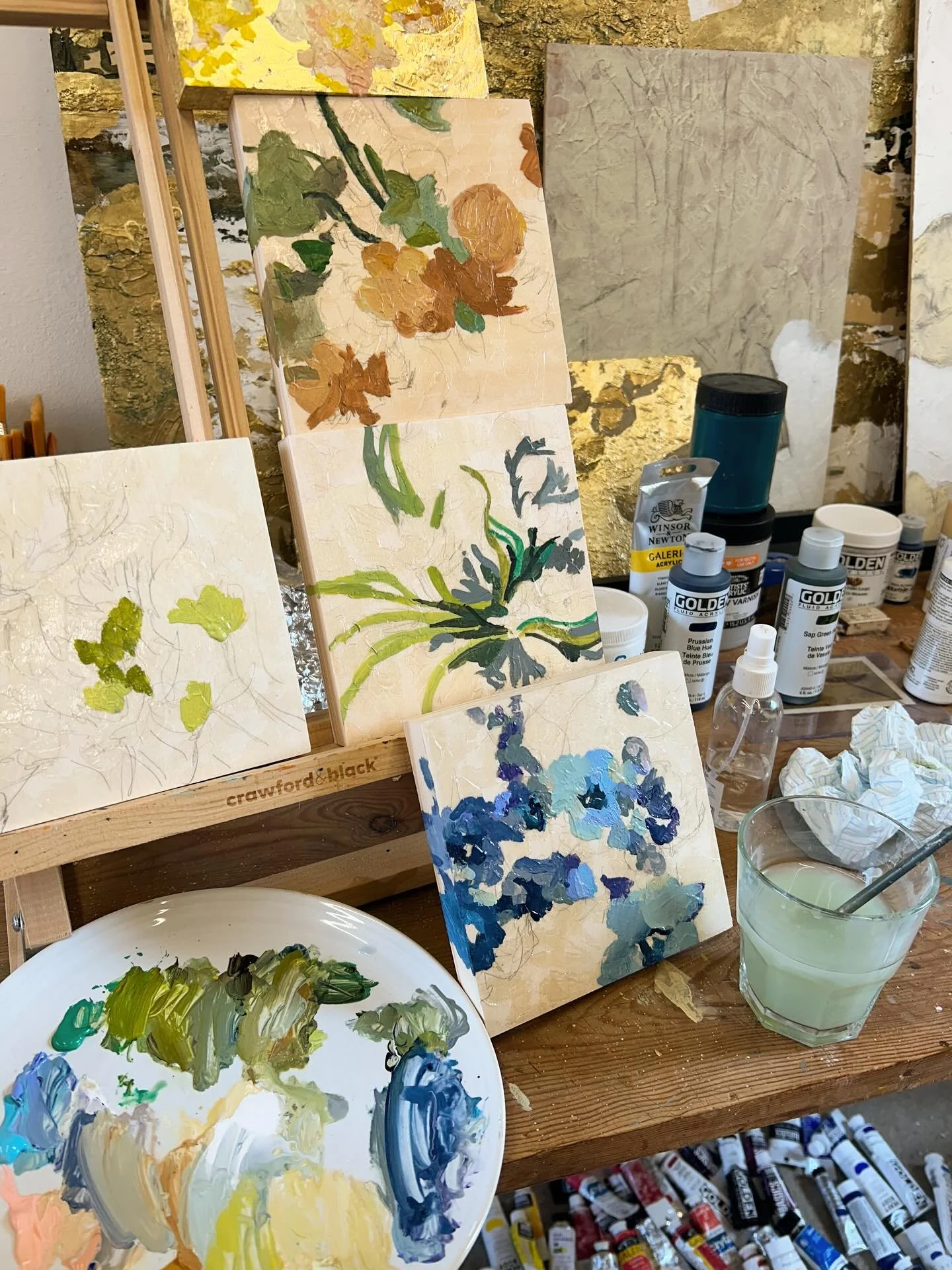 Lots of little ones on the go! I find it really helpful when working on larger pictures, to be able to break away and work on a smaller scale- it&rsquo;s quicker, lighter, and helps shift any staleness setting in 

#wip #artist #studioday #gildedart 