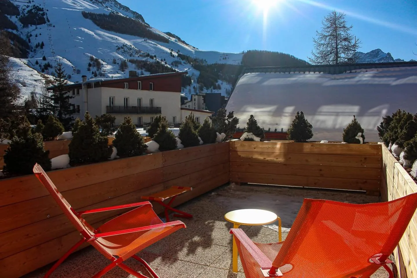 🎄Christmas on the Slopes &ndash; Les 2 Alpes 🎄

Celebrate Christmas in the mountains with family fun, skiing, and cosy evenings at Hotel Base Camp Lodge. Perfectly located in the heart of Les 2 Alpes, it&rsquo;s ideal for families looking to enjoy 