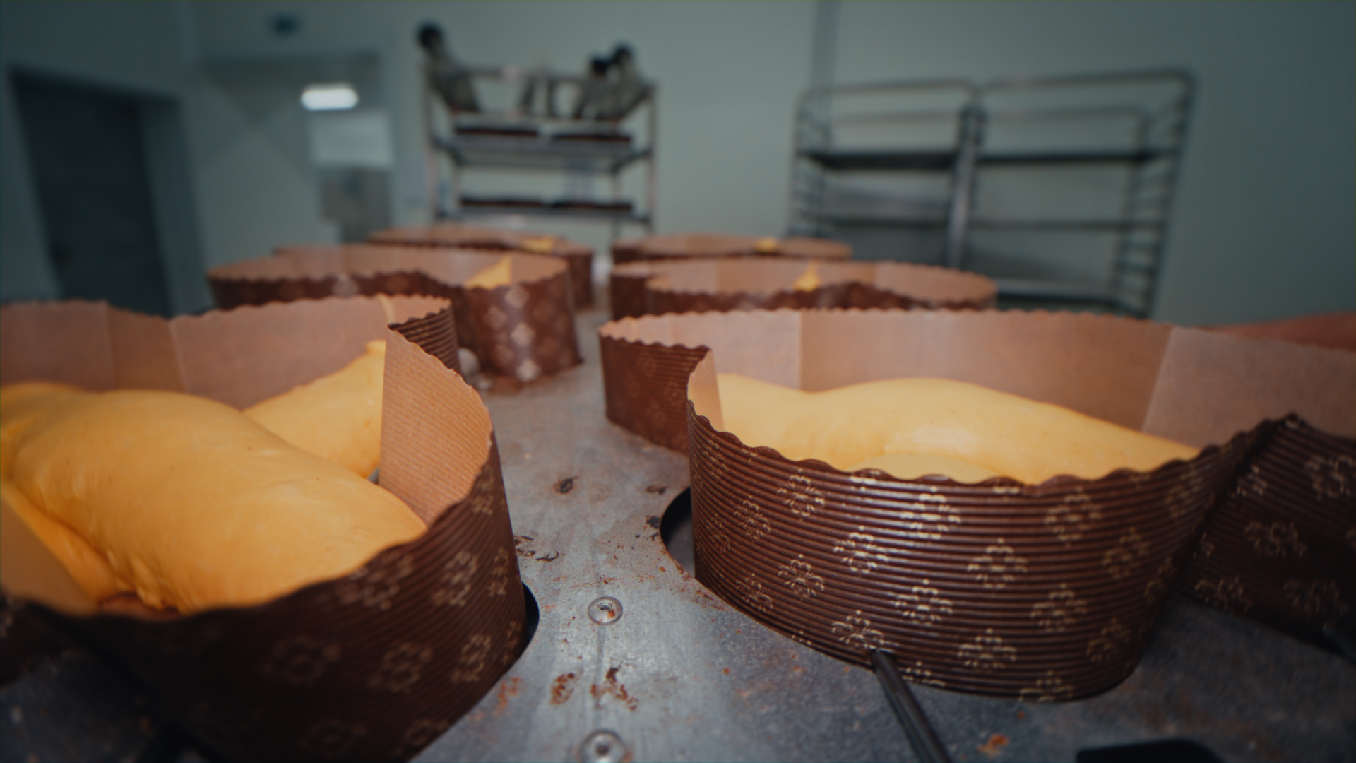 Dolci in preparazione in uno studio di pasticceria, con cioccolato e crema.