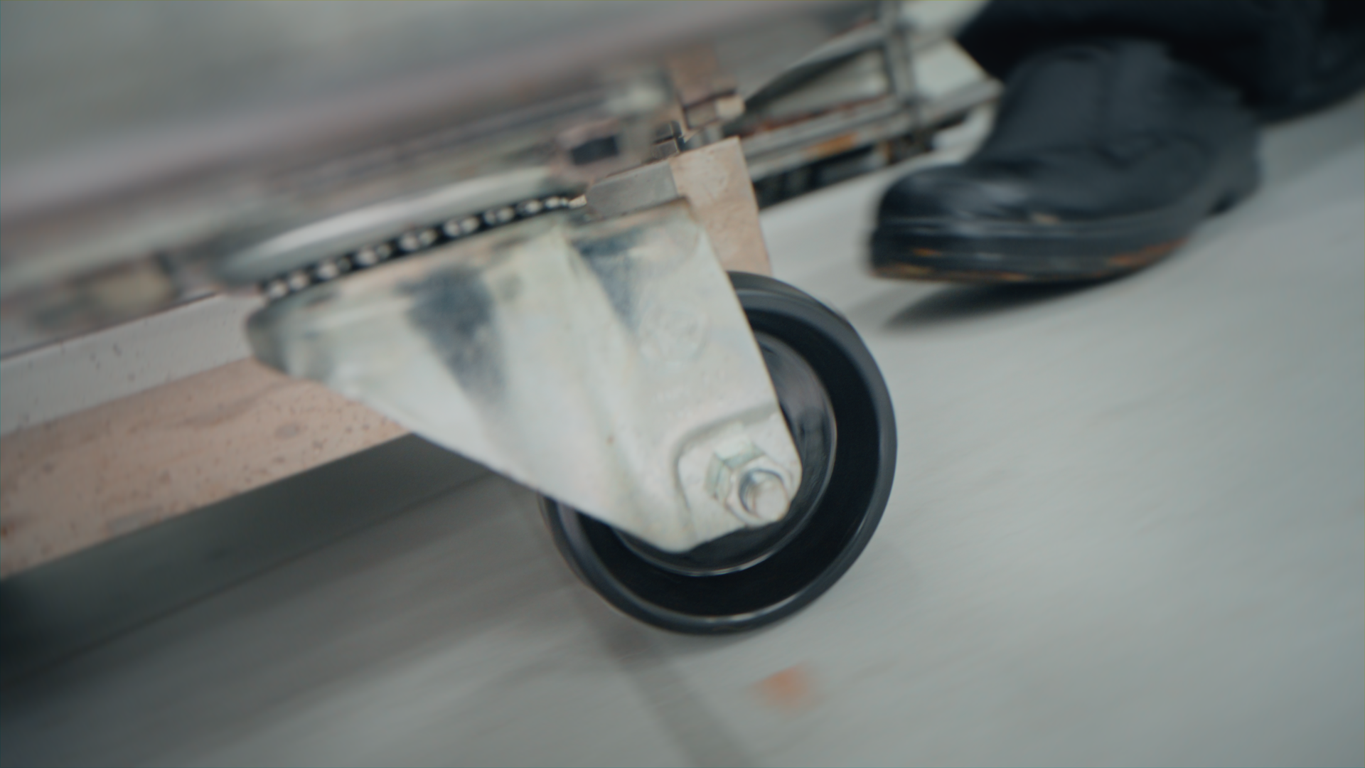 Ruota di un carrello con staffa in metallo e ruota in gomma, parte di un carrello o attrezzatura