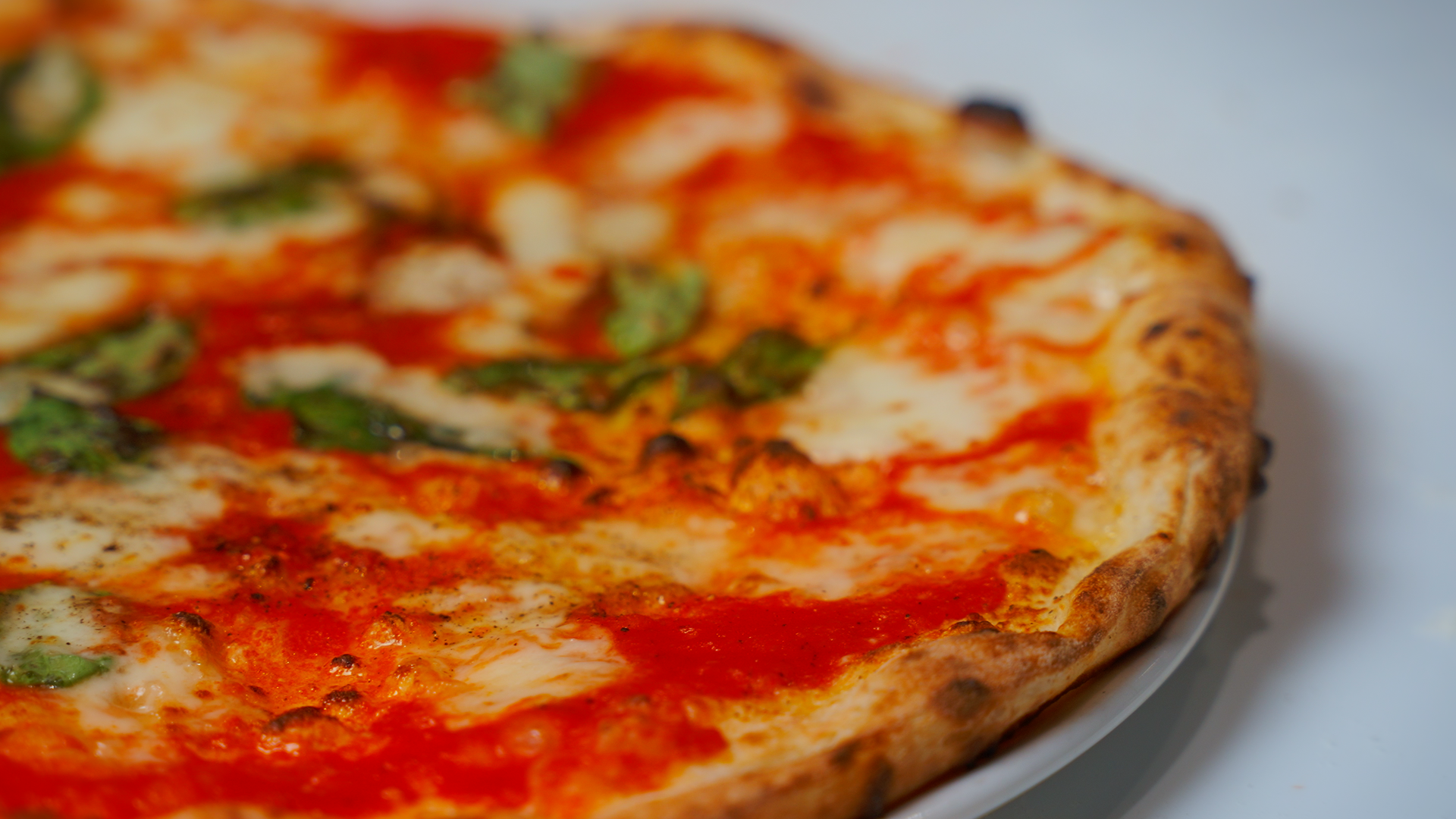 Pizza margherita con pomodoro, mozzarella e basilico.