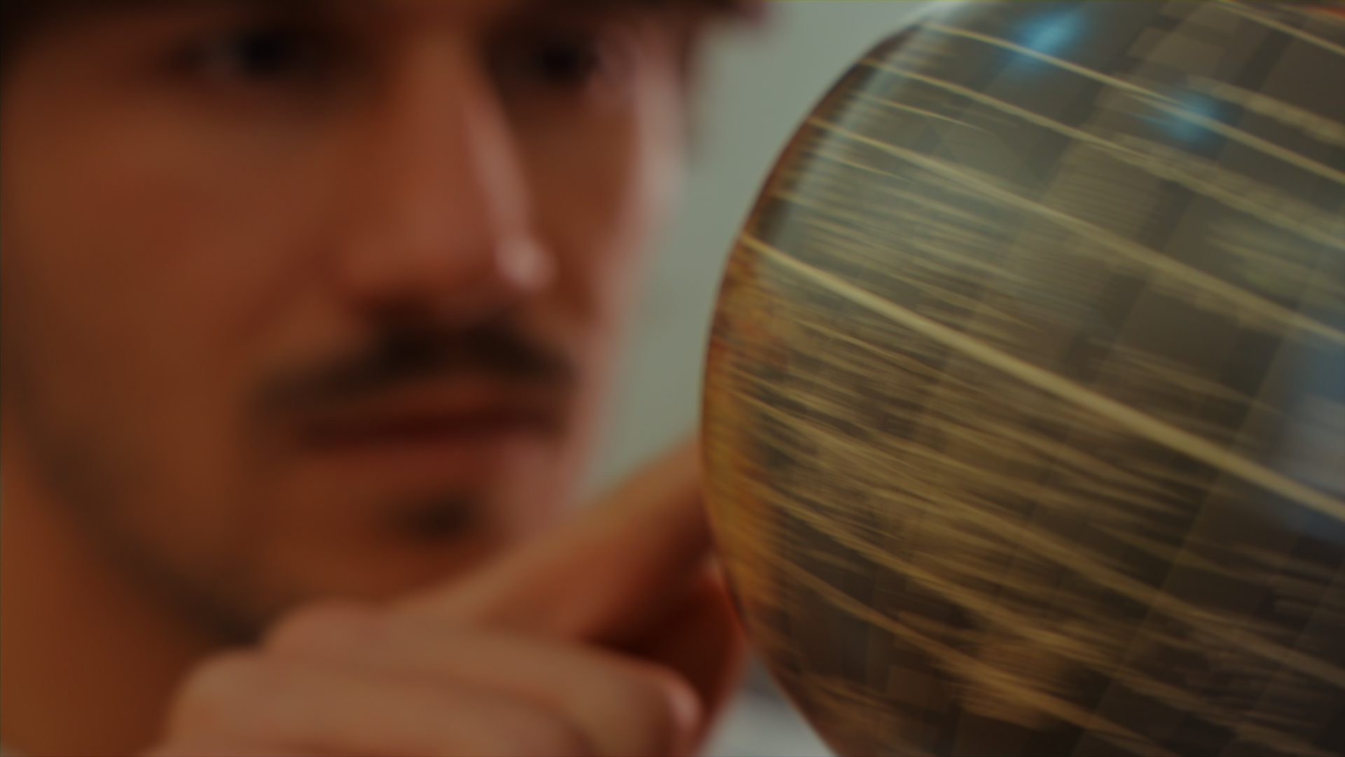 Persona che guarda una chitarra acustica