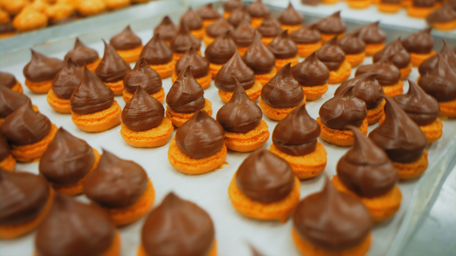 Delle piccole sfere di pasta con sopra una pallina di crema al cioccolato