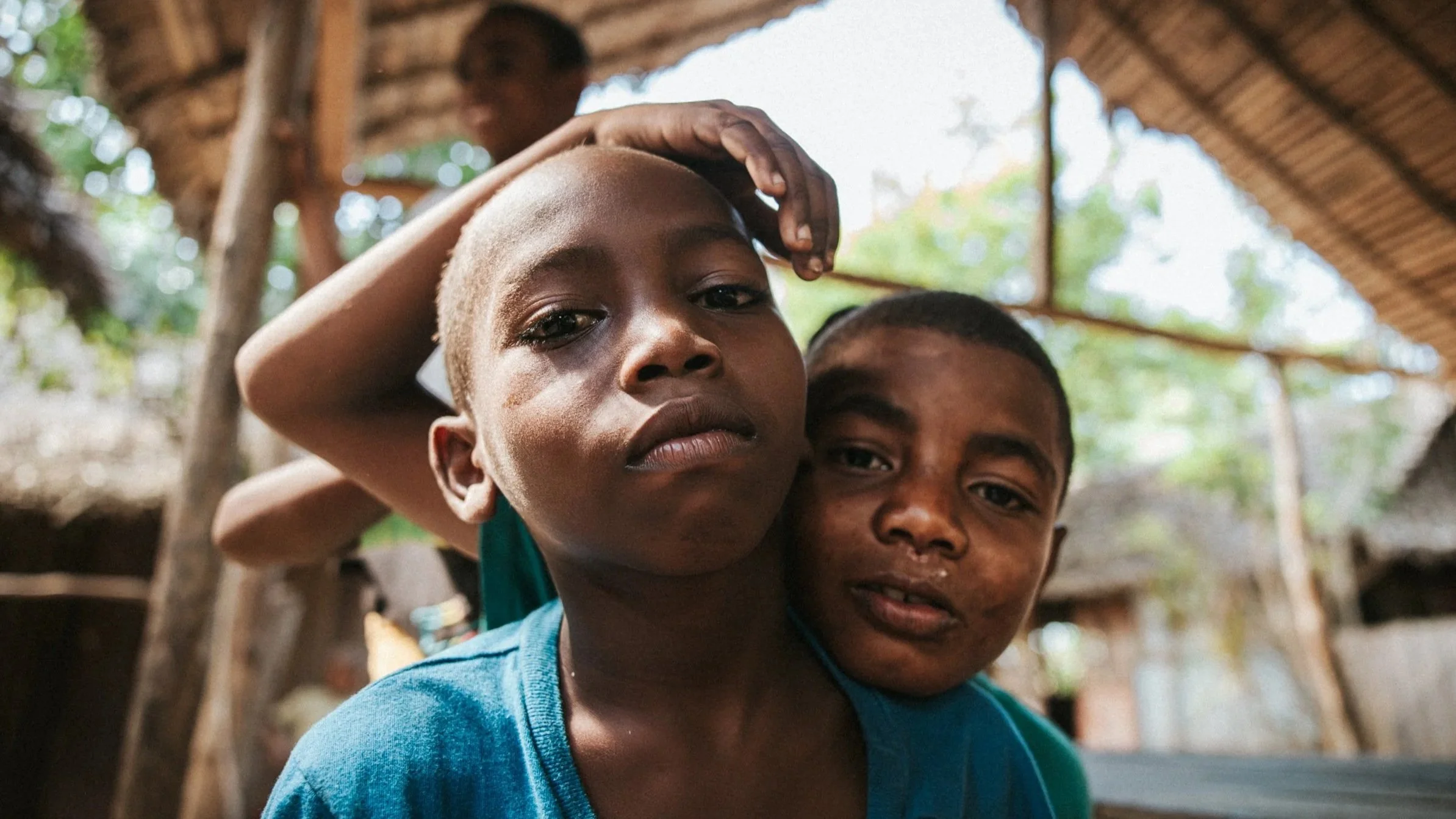 Paesaggio montano con rocce colorate, ghiacciaio e nuvole sopra