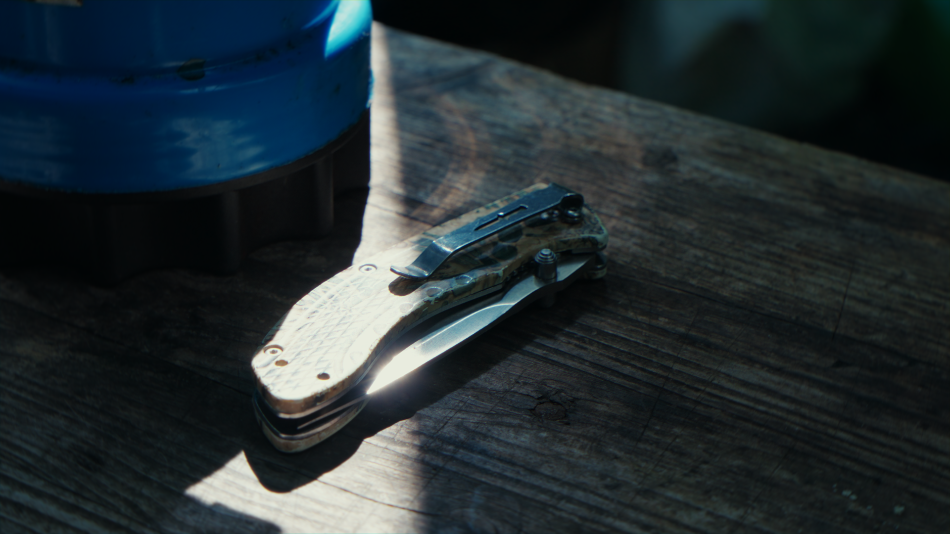 Coltello pieghevole chiuso con coltello e polso.