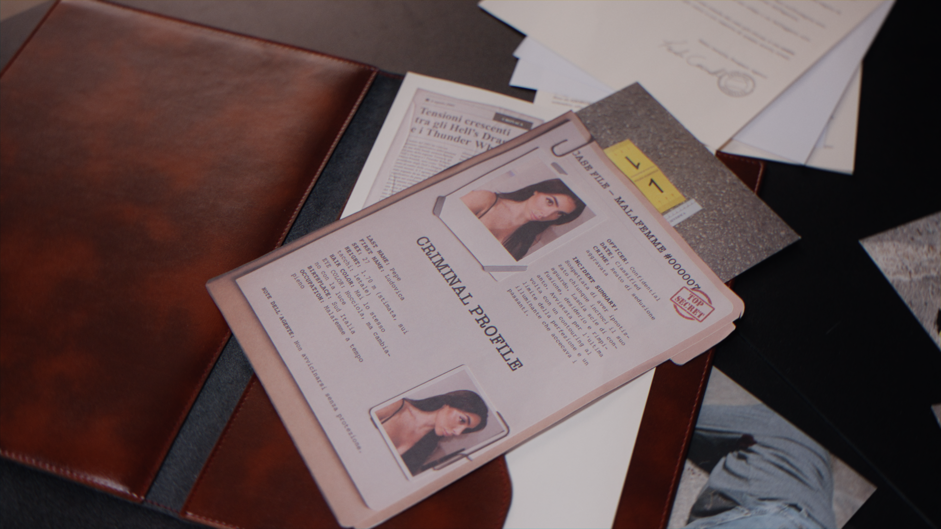 Annuncio di un esponente criminale con foto e dettagli personali, scritto in italiano e con etichetta 'Top Secret' su un tavolo con altri documenti.