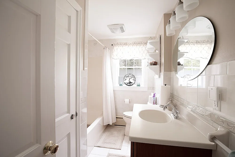 5_Betty_Ave_01_Bathroom1.jpg.png