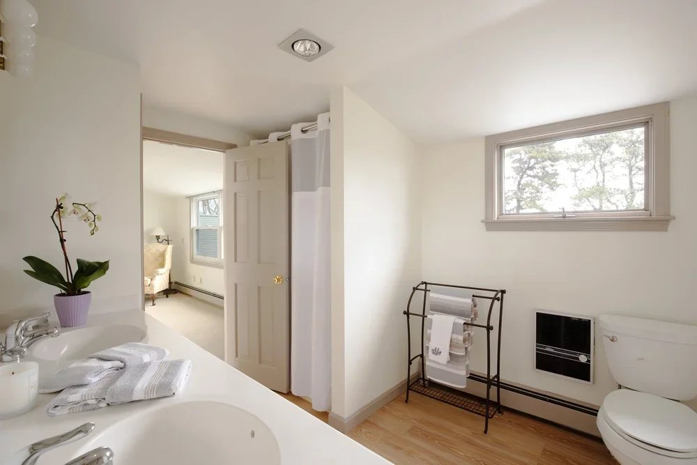 72_Lookout_Rd_25_Primary_Bath1_01192025.jpg.webp