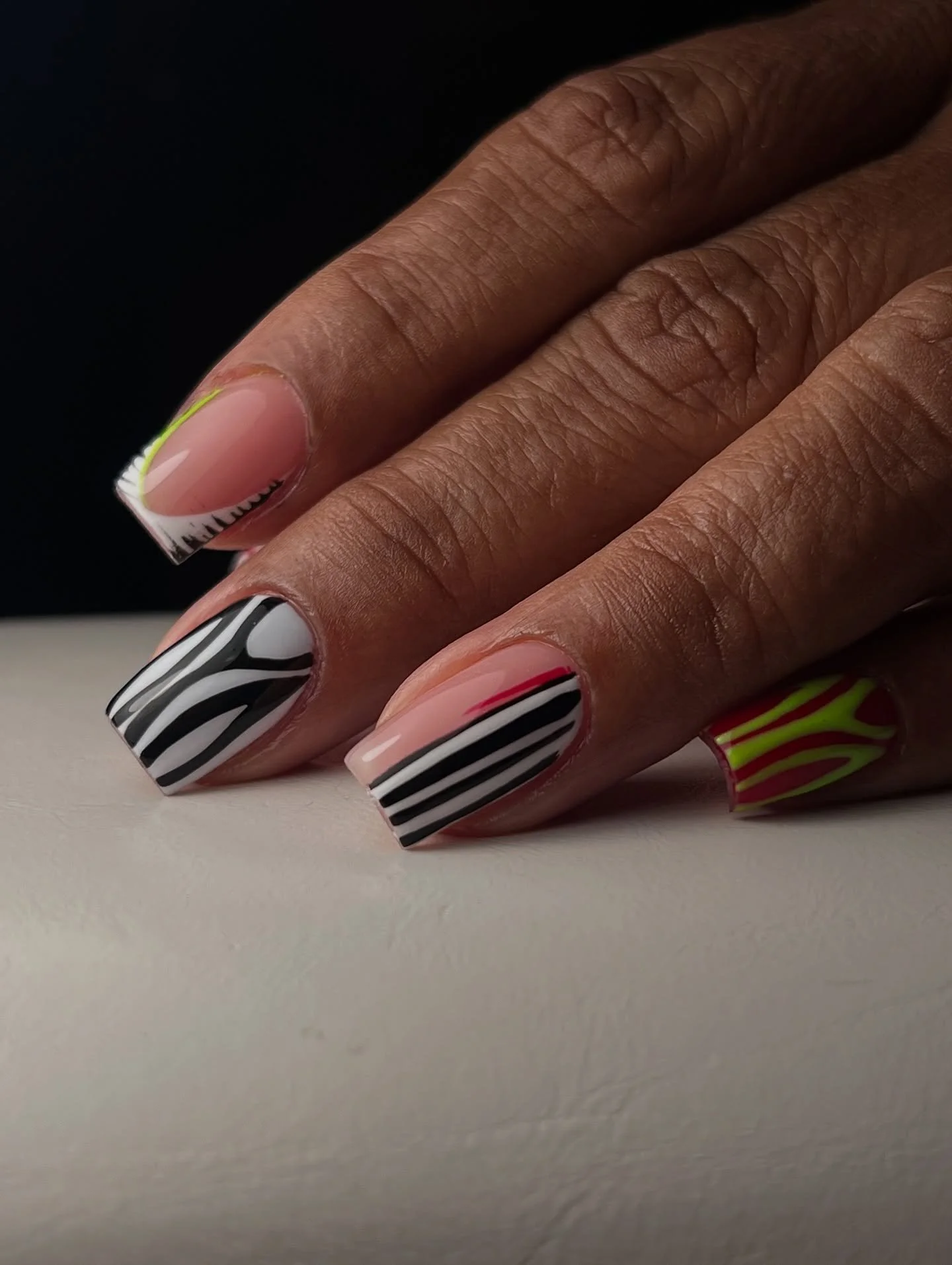“Acrylic application built to last—when paired with proper e-file cuticle prep, it gives you a strong, smooth foundation for any nail design. Durable, customizable, and perfect for long-wear sets.”
• Inspo Art Black & Whit