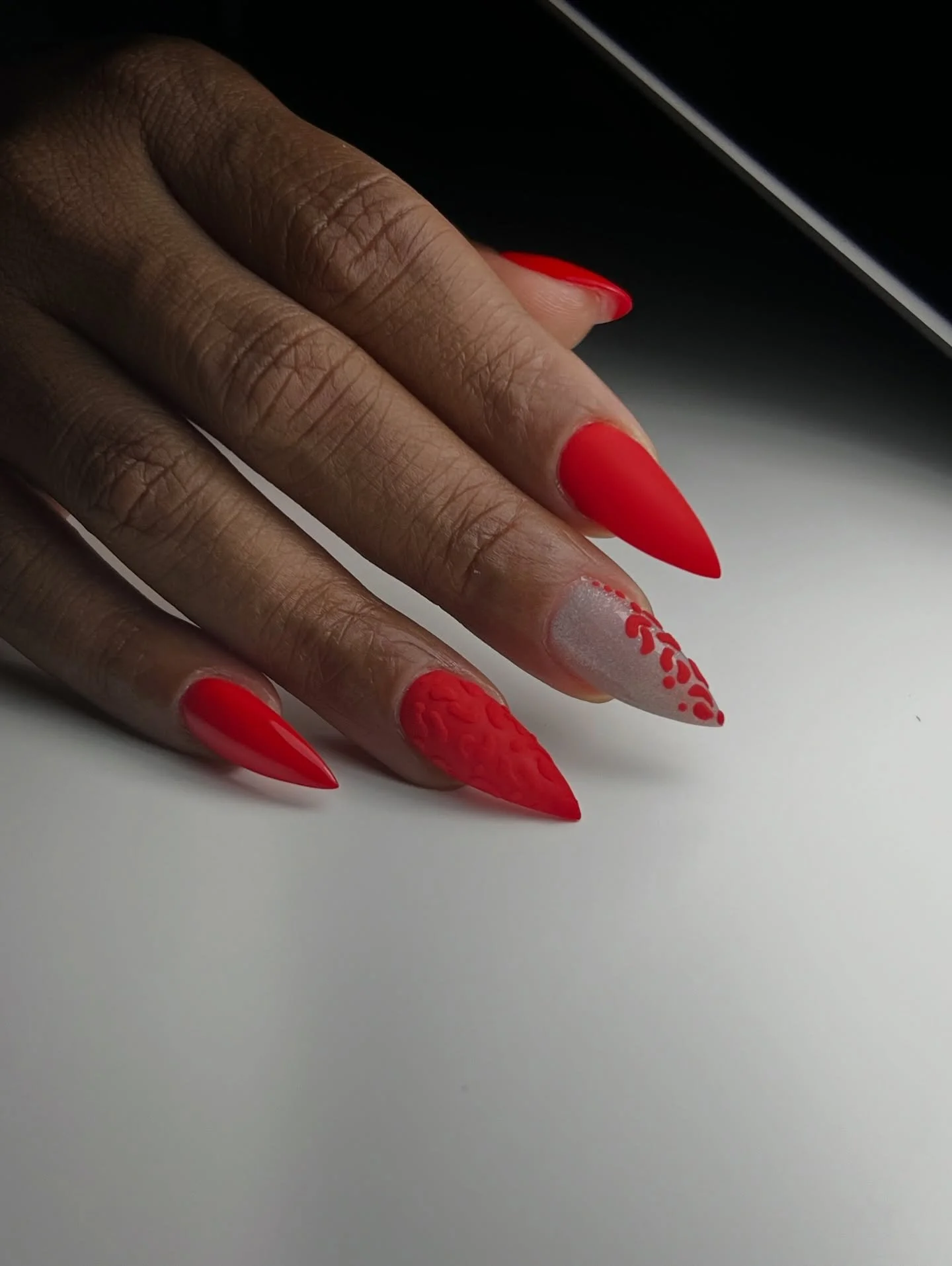 ❤️💋🎄Gel X set &bull; backfilled with acrylic for strength that lasts 3&ndash;4 weeks.
Red sweater texture&mdash;bold, timeless, durable.

#booknow #explorepage✨ #gelnails #gelxnails #nicolebeautyboxx