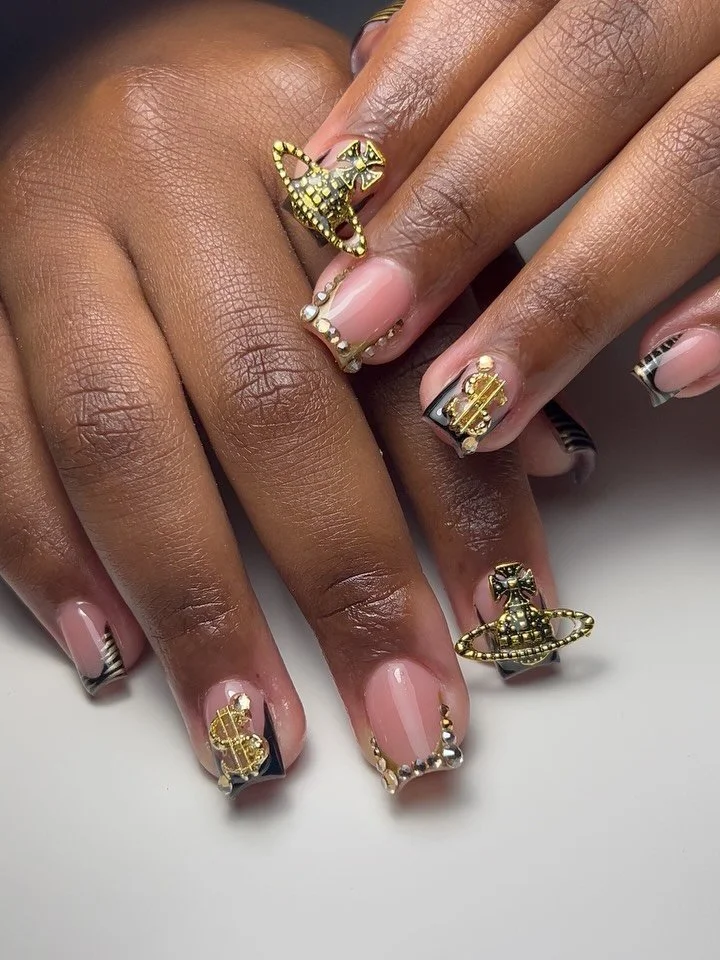 Proof short sets can still EAT 😮&zwj;💨
&bull; Structured acrylics
&bull; Nude + black French tips
&bull; Hand-placed rhinestones
&bull; Gold statement charms
&bull; Built to last 4+ weeks
✨ Book ahead

#blackfrenchnails #explorepage✨ #shortnails