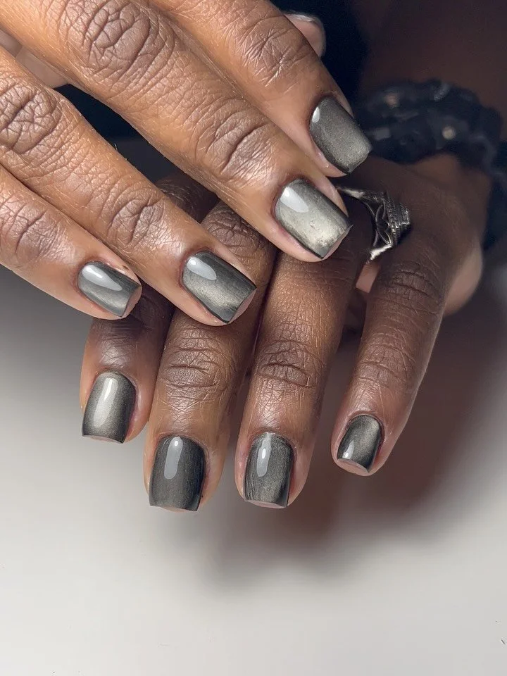 In a Cat-Eye Galaxy 🌌✨
Russian Gel Manicure | Magnetic Cat-Eye Polish

&bull; Smoked charcoal base with metallic galaxy shift
&bull; Fine magnetic particles creating a soft velvet cat-eye line
&bull; Glass-like high shine with multidimensional depth