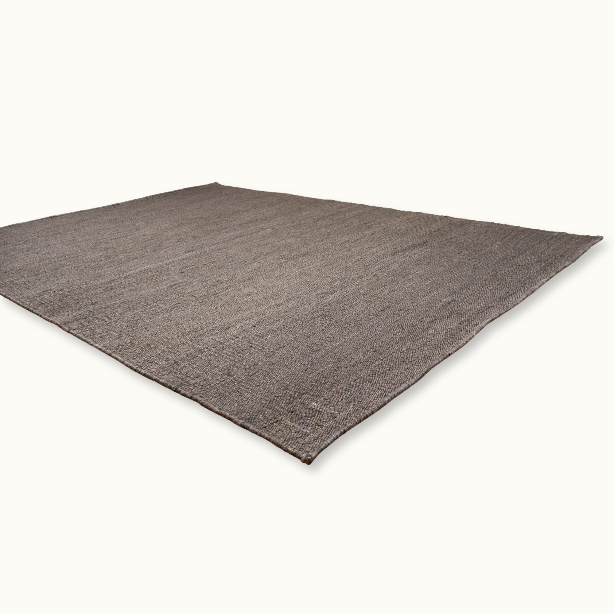 Een eenvoudig, handgeweven jute vloerkleed in ingetogen olijfgroene tinten met een subtiele natuurlijke structuur.