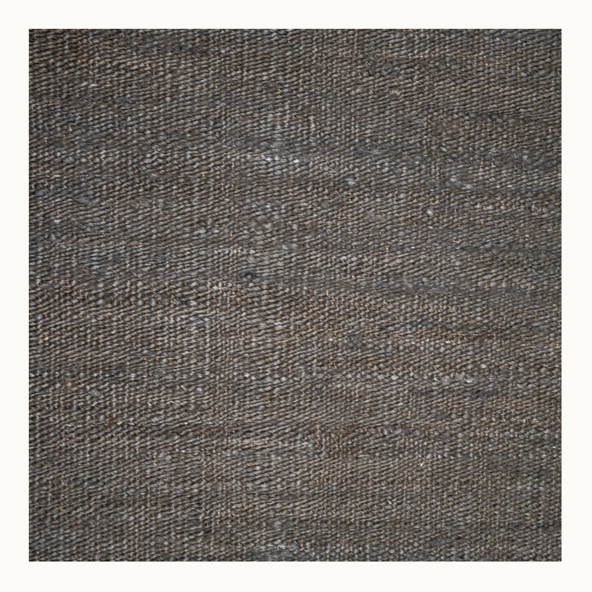 Een eenvoudig, handgeweven jute vloerkleed in ingetogen olijfgroene tinten met een subtiele natuurlijke structuur.
