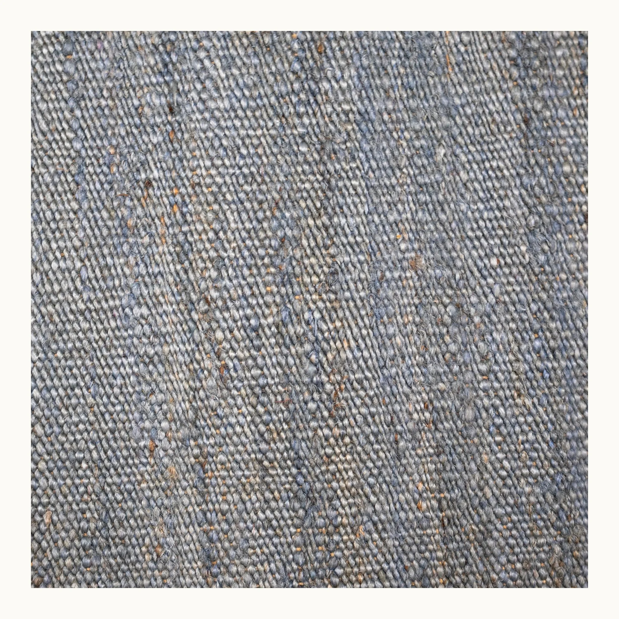 Een eenvoudig, handgeweven jute vloerkleed in ingetogen blauwtinten met een subtiele natuurlijke structuur.