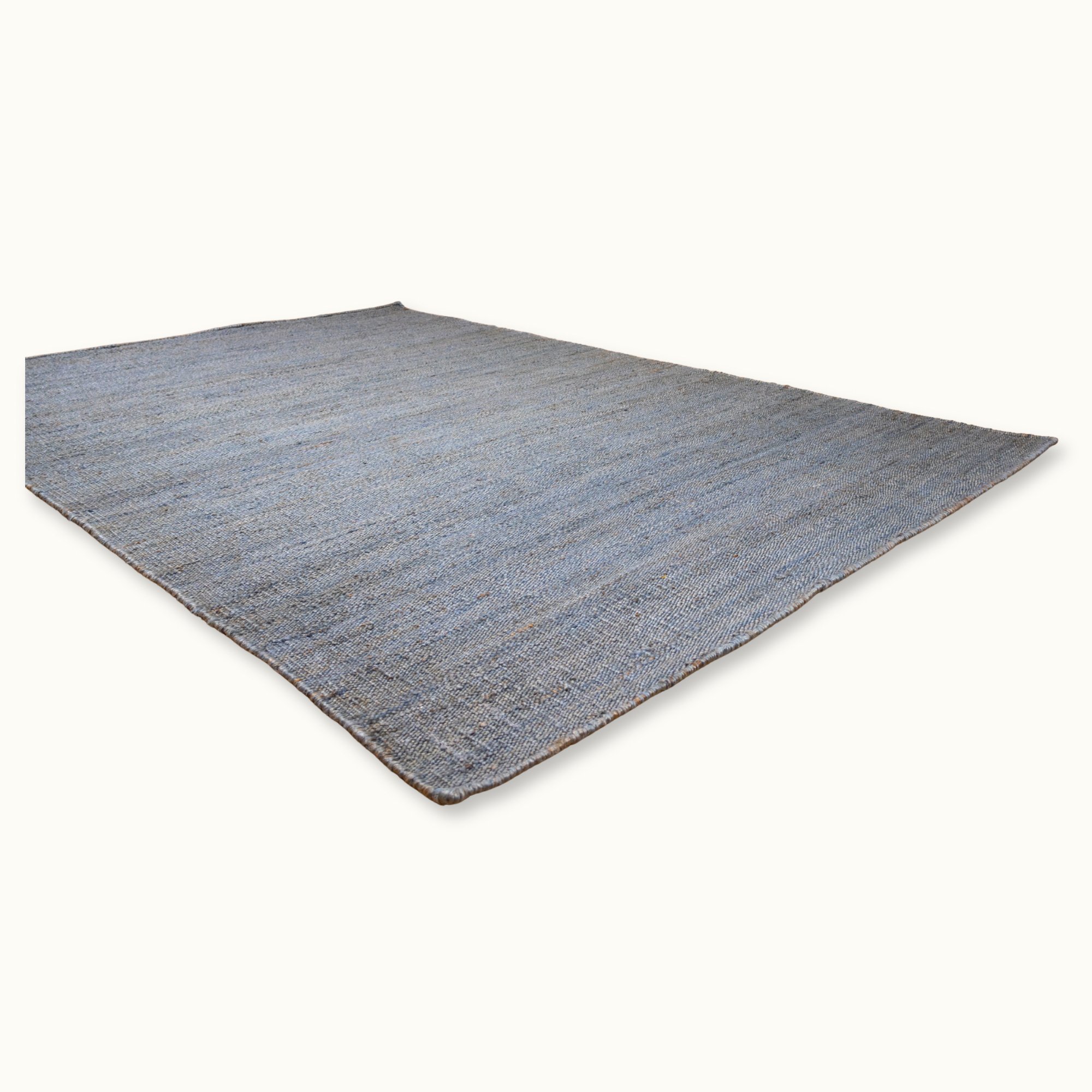 Een eenvoudig, handgeweven jute vloerkleed in ingetogen blauwtinten met een subtiele natuurlijke structuur.