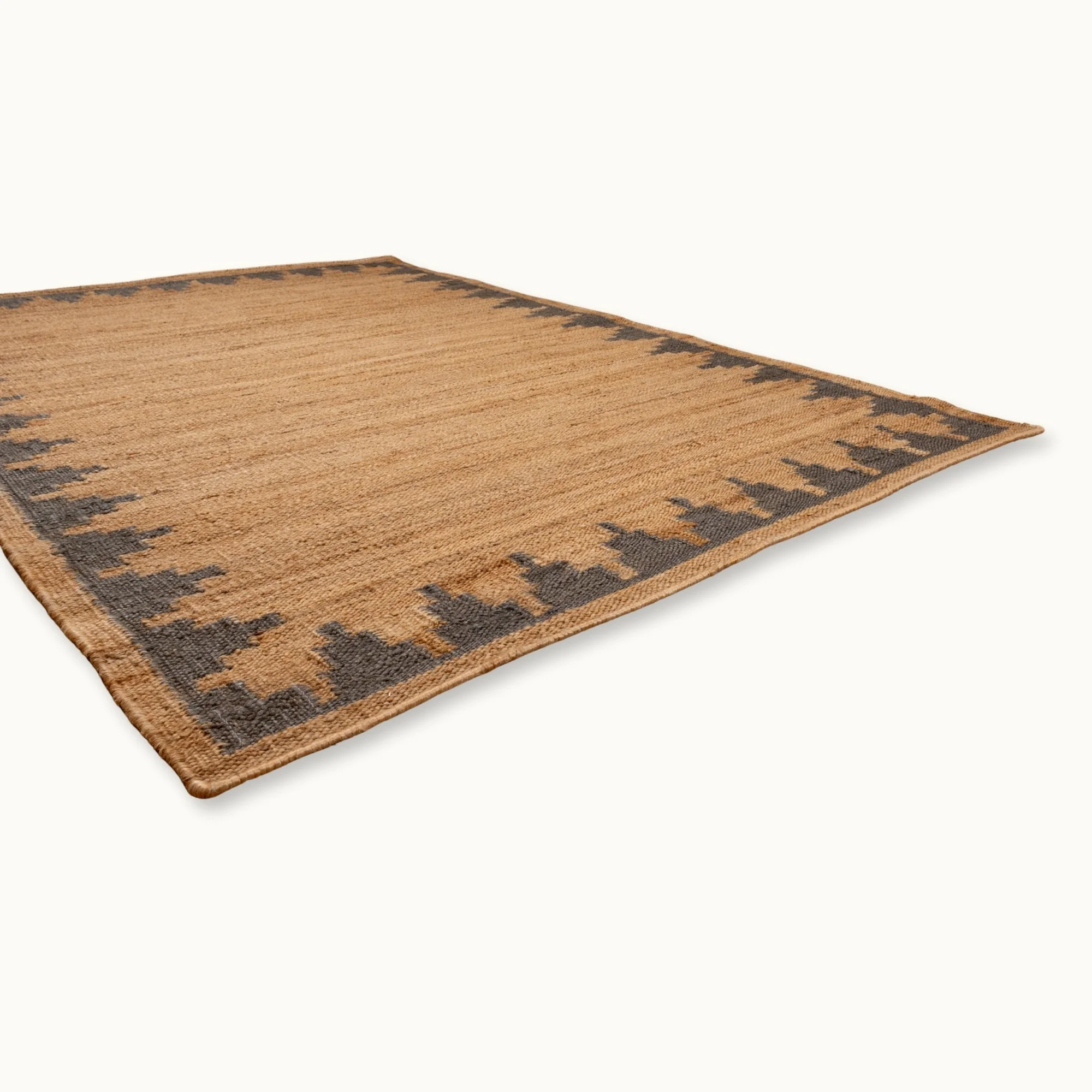Handgeweven jute vloerkleed met een trapsgewijze geometrische rand in ingetogen olijfgroene en natuurlijke zandtinten.