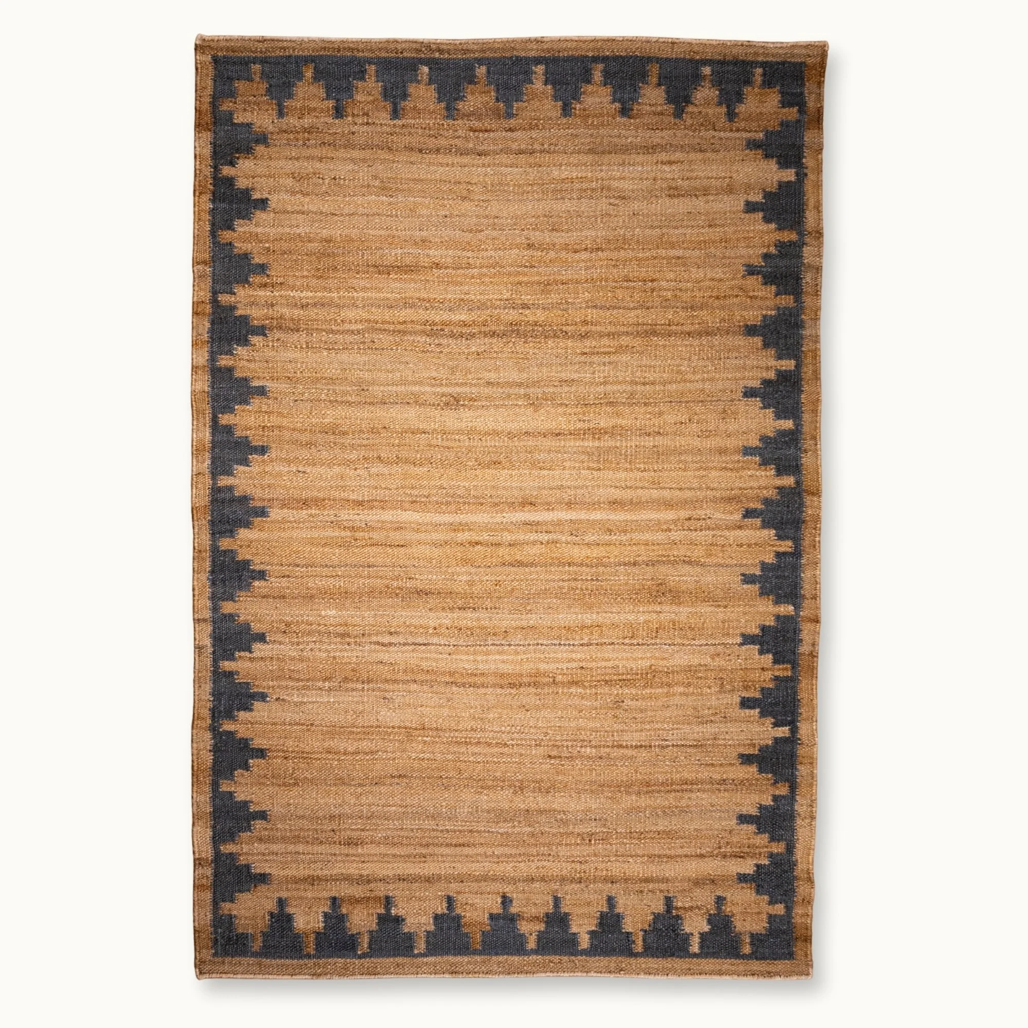 Handgeweven jute vloerkleed met een trapsgewijze geometrische rand in ingetogen olijfgroene en natuurlijke zandtinten.