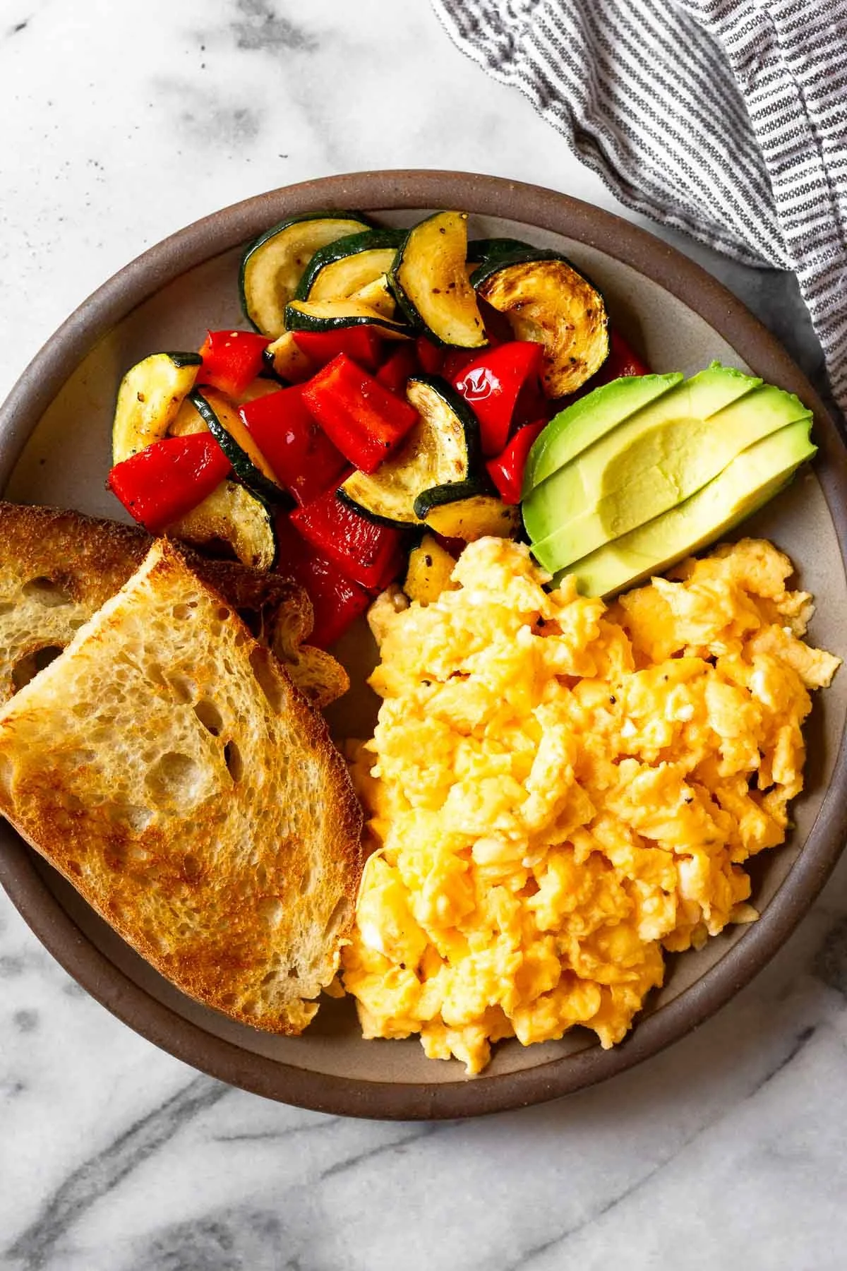 Cottage Cheese & Eggs Plate

Eat in this order:
🥬 Veggies → 🥚 Protein/Fat → 🍞 Carbs

Ingredients

Arugula or mixed greens

Cherry tomatoes

Cottage cheese

2 eggs

Sourdough toast

How to Make

Toss greens and tomatoes lightly with olive oil.

Scr