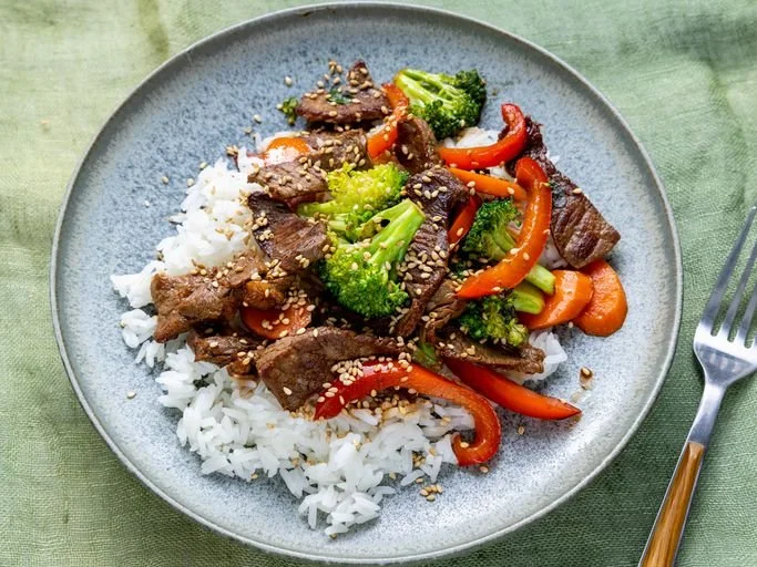 Beef Veggie Stir-Fry

Eat in this order:
🥬 Veggies → 🥩 Protein/Fat → 🍚 Carbs

Ingredients

Broccoli, peppers, snap peas

Beef strips

Avocado oil

Rice

How to Make

Stir-fry vegetables first.

Add beef and cook fully.

Add rice after veggies + be