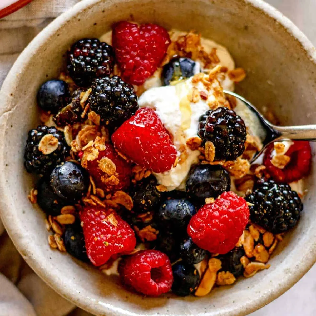 Greek Yogurt Bowl (Sequence Style)

Eat in this order:
🥒 Veggies → 🥛 Protein/Fat → 🍓 Carbs

Ingredients

Cucumber or zucchini slices

Plain Greek yogurt

Blueberries

Light granola

How to Make

Lightly sauté or serve fresh veggies.

Add yogurt.

