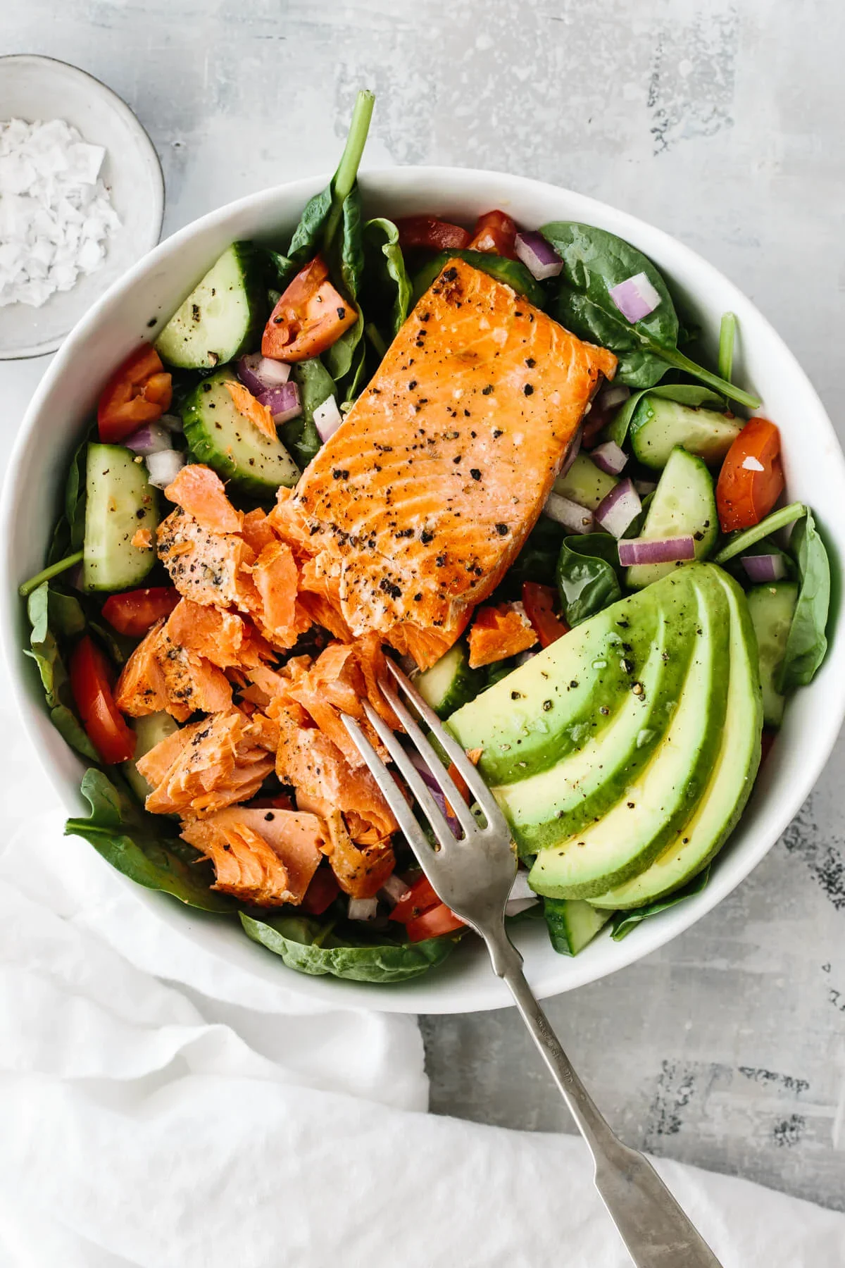 Salmon Avocado Salad

Eat in this order:
🥗 Veggies → 🐟 Protein/Fat → 🍚 Carbs

Ingredients

Spinach, red onion, cucumber

Grilled salmon

Avocado

Brown rice

How to Make

Toss vegetables with olive oil.

Grill salmon.

Cook rice separately.

How t