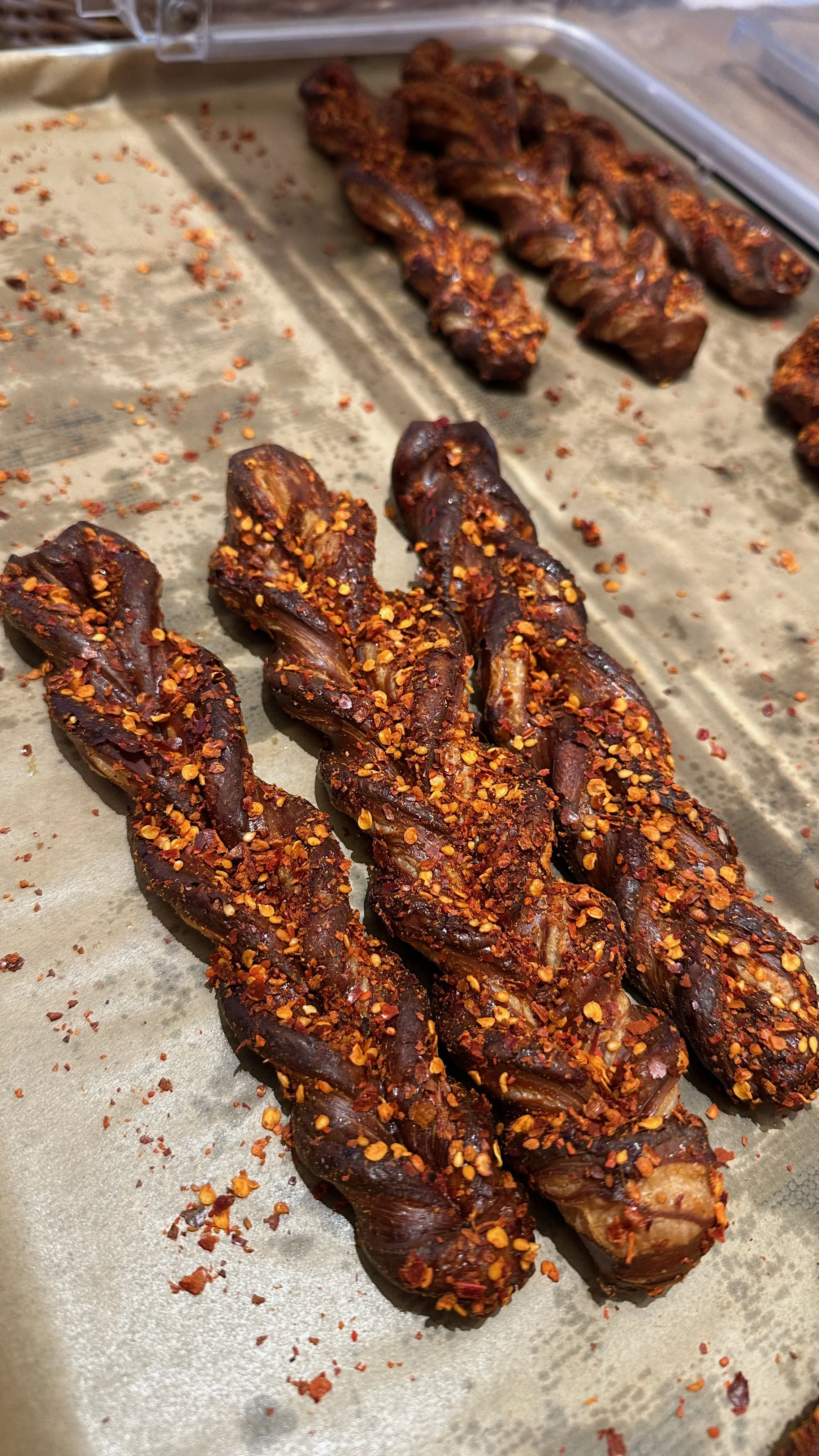 Brezeln Gebäck Brot mit getrockneten roten Chiliflocken auf getrockneten Chili-Schnecken