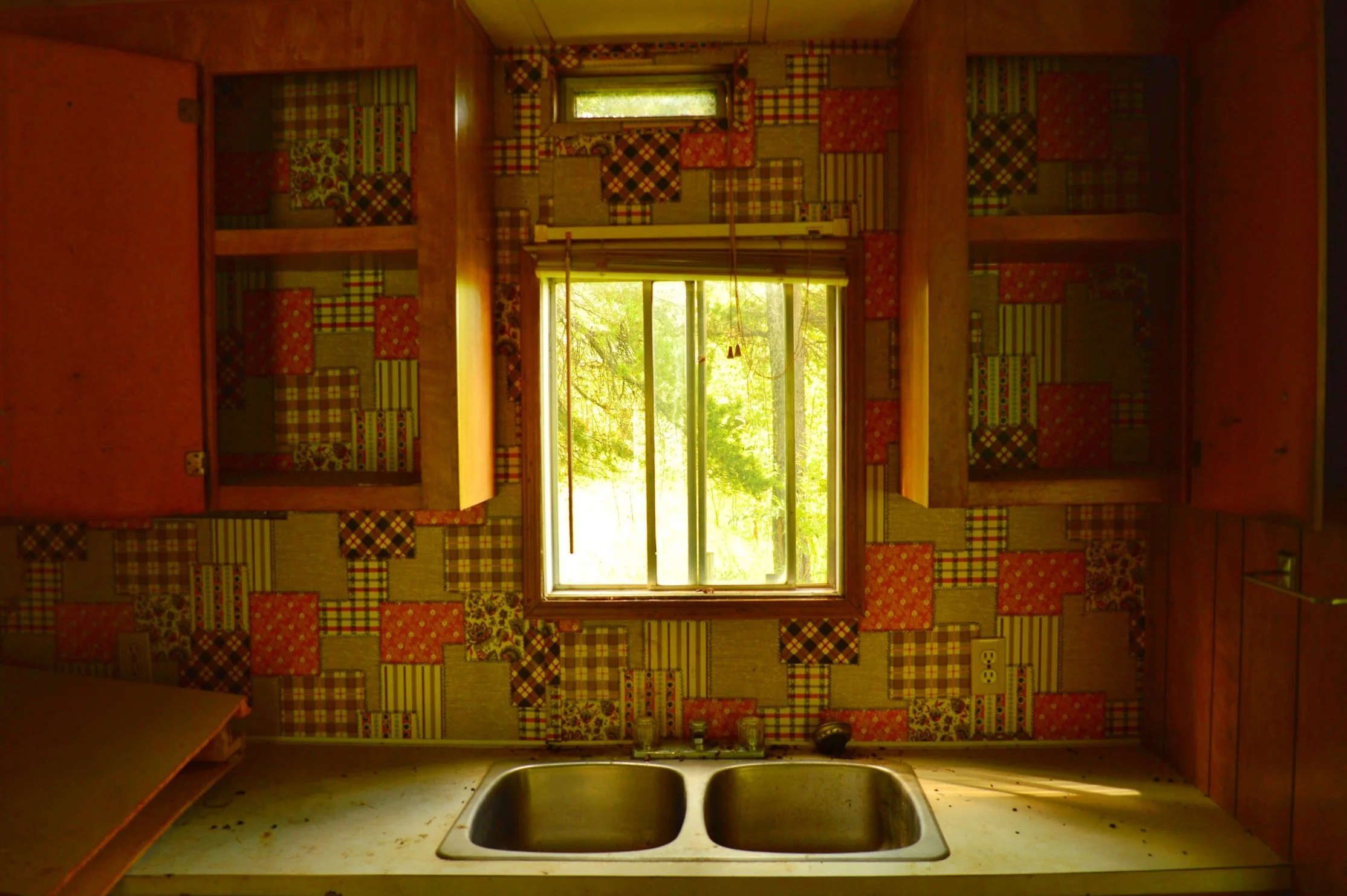 No Jack: Exploring the abandoned road side rest stop.