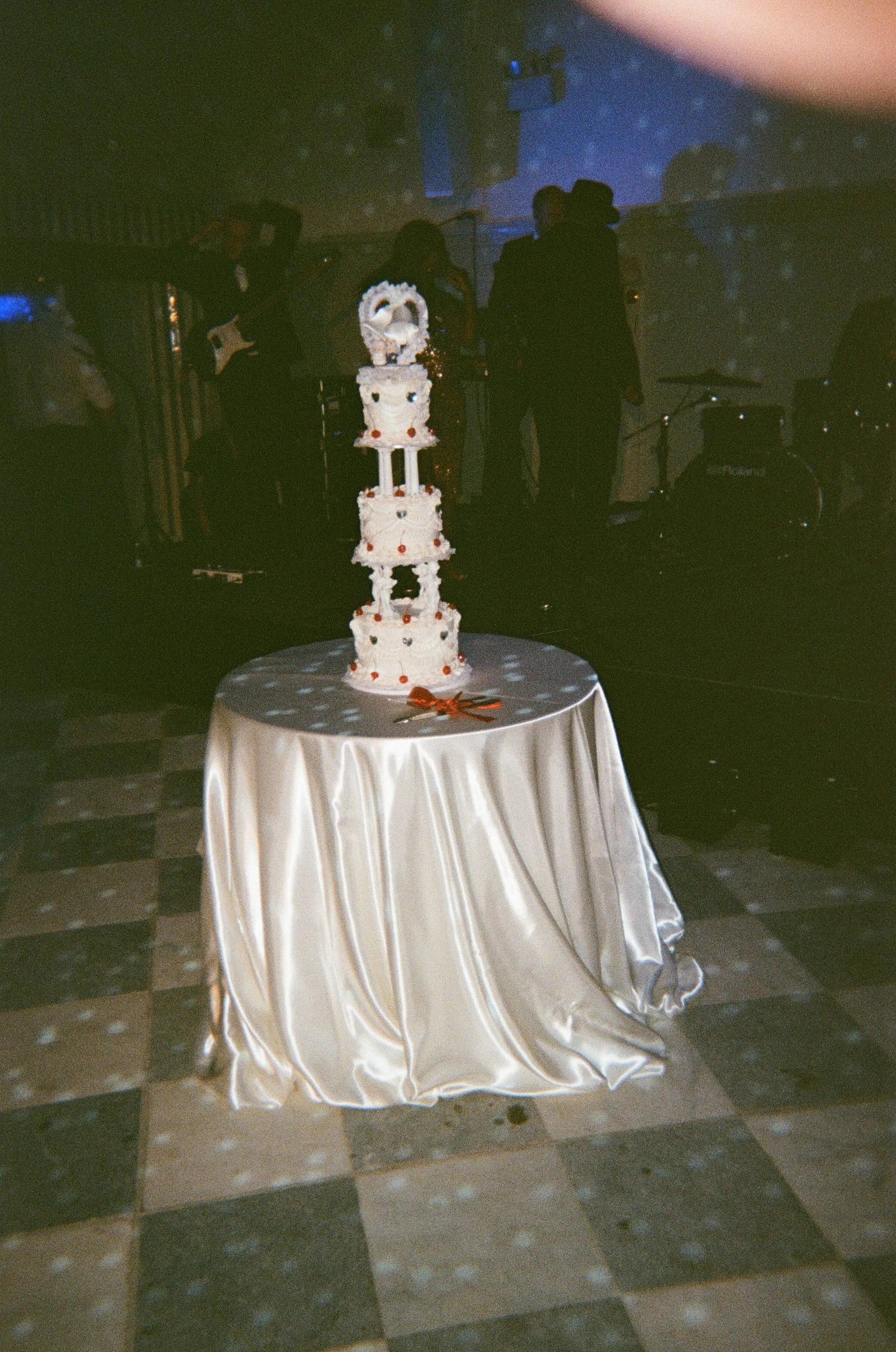 Luxury vintage-inspired wedding at Kin House, Wiltshire, with 1960s Las Vegas influences, cinematic styling and editorial event design by UK and Europe luxury destination wedding planner 11.11 Weddings.