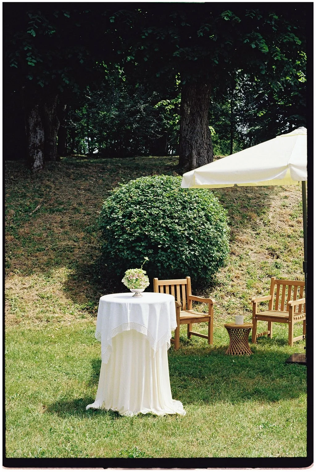Guests enjoying a relaxed château garden drinks reception with live jazz, rosé stations and lawn games at a Loire Valley destination wedding.