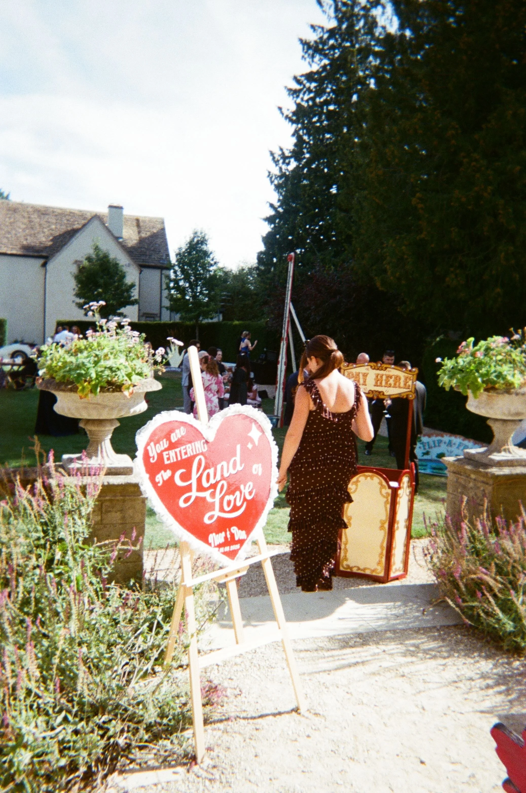 Luxury vintage-inspired wedding at Kin House, Wiltshire, with 1960s Las Vegas influences, cinematic styling and editorial event design by UK and Europe luxury destination wedding planner 11.11 Weddings.