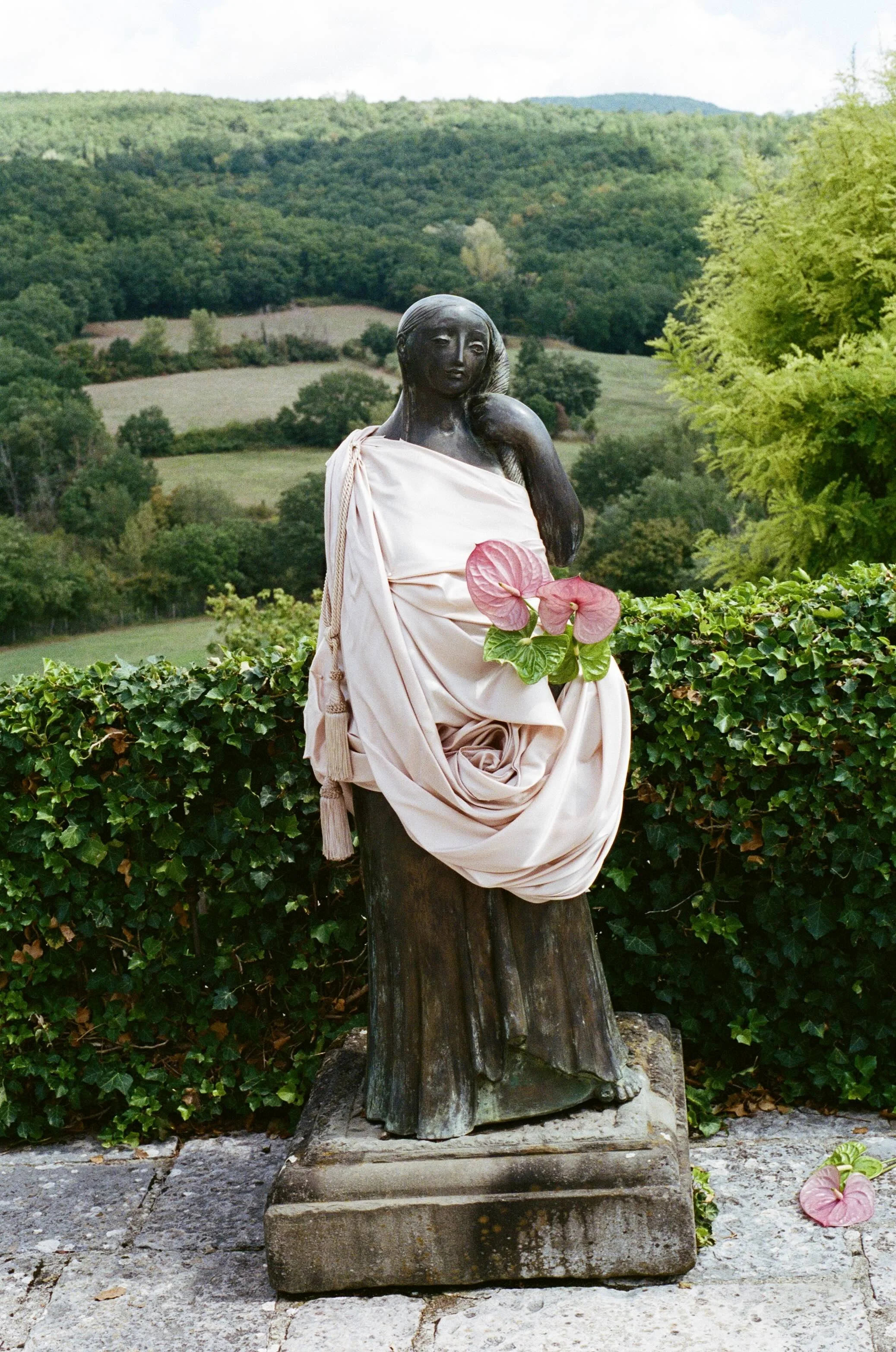 Luxury countryside wedding in Tuscany featuring an outdoor ceremony, statement florals and immersive wedding design.