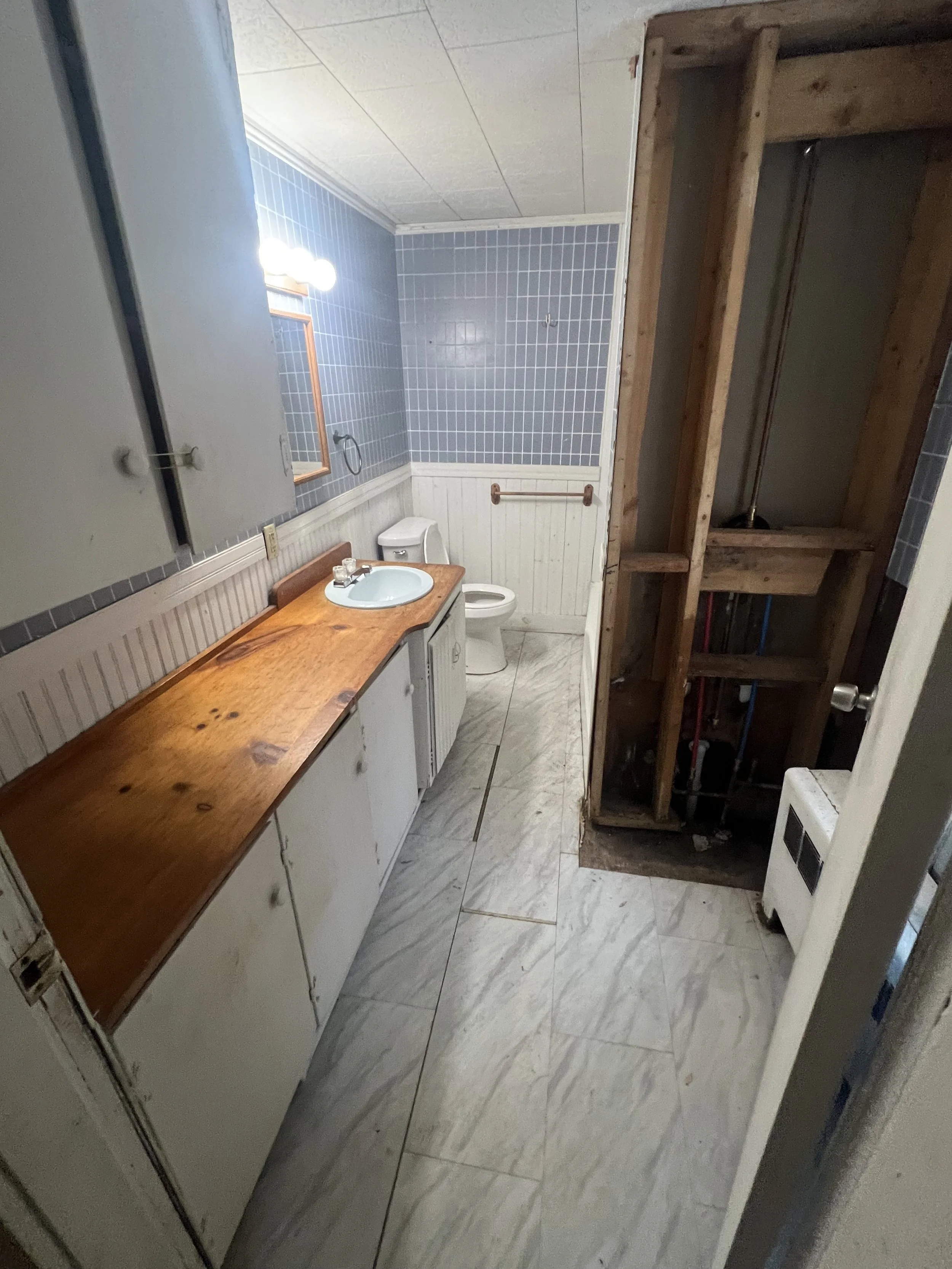 Bathroom 1 Before