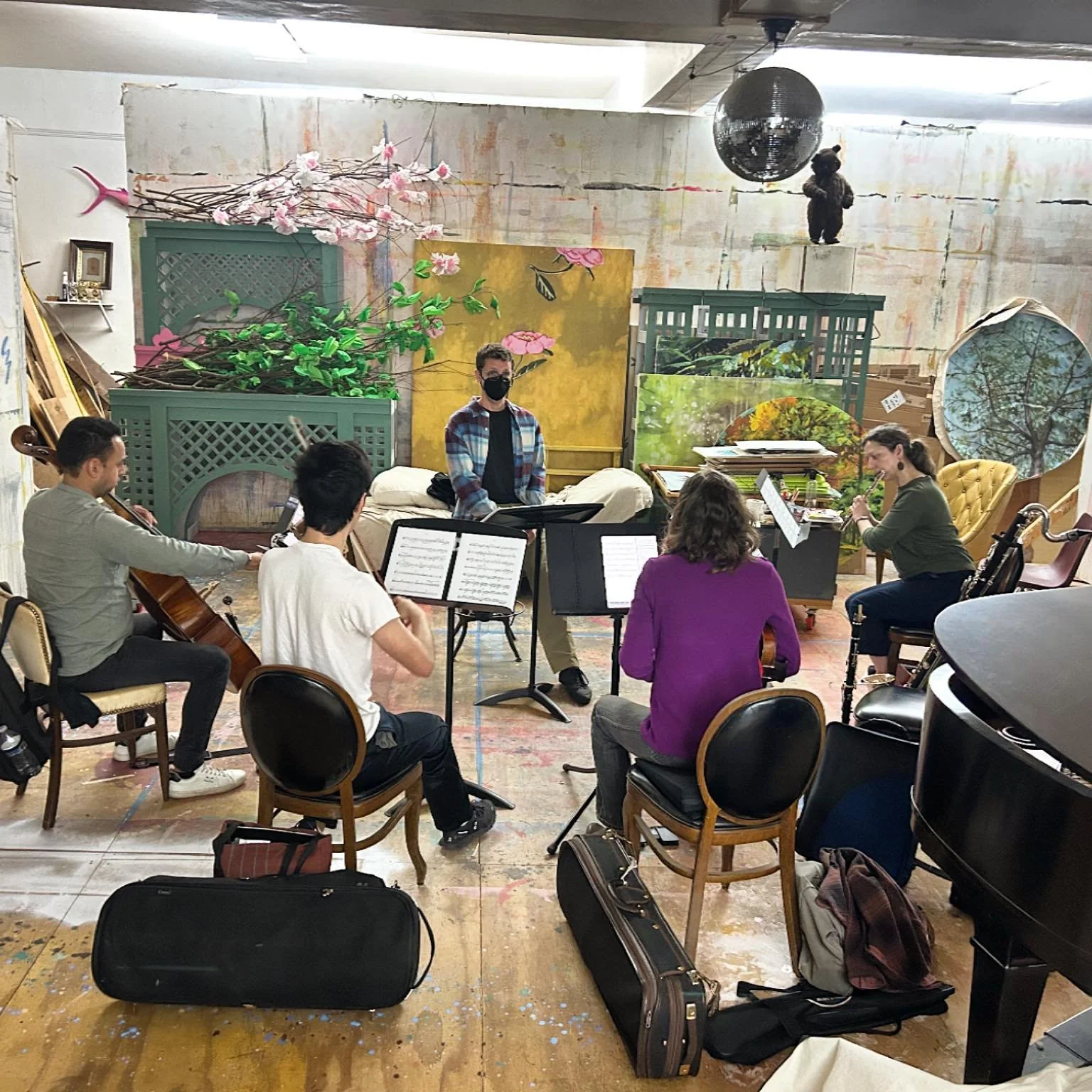 rehearsal vibes &hellip; with a side of &ldquo;I spy&rdquo; 🐻🪩