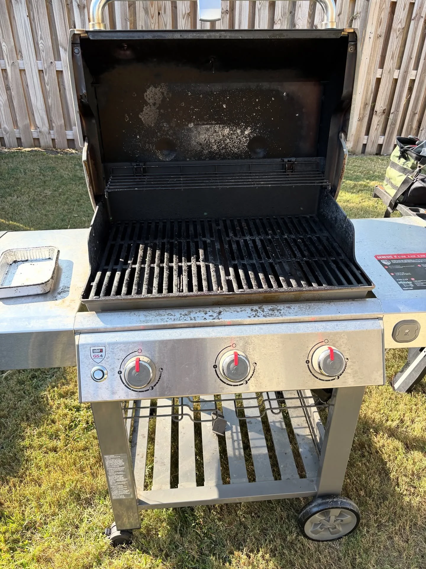 Clean inside and out&mdash;because nobody wants their steak tasting like last year&rsquo;s hot dog. 🌭

Swipe to see the before &amp; after of not only the inside, but the outsides of these grills because they are just as important 👏🏻

#BeforeAndAf