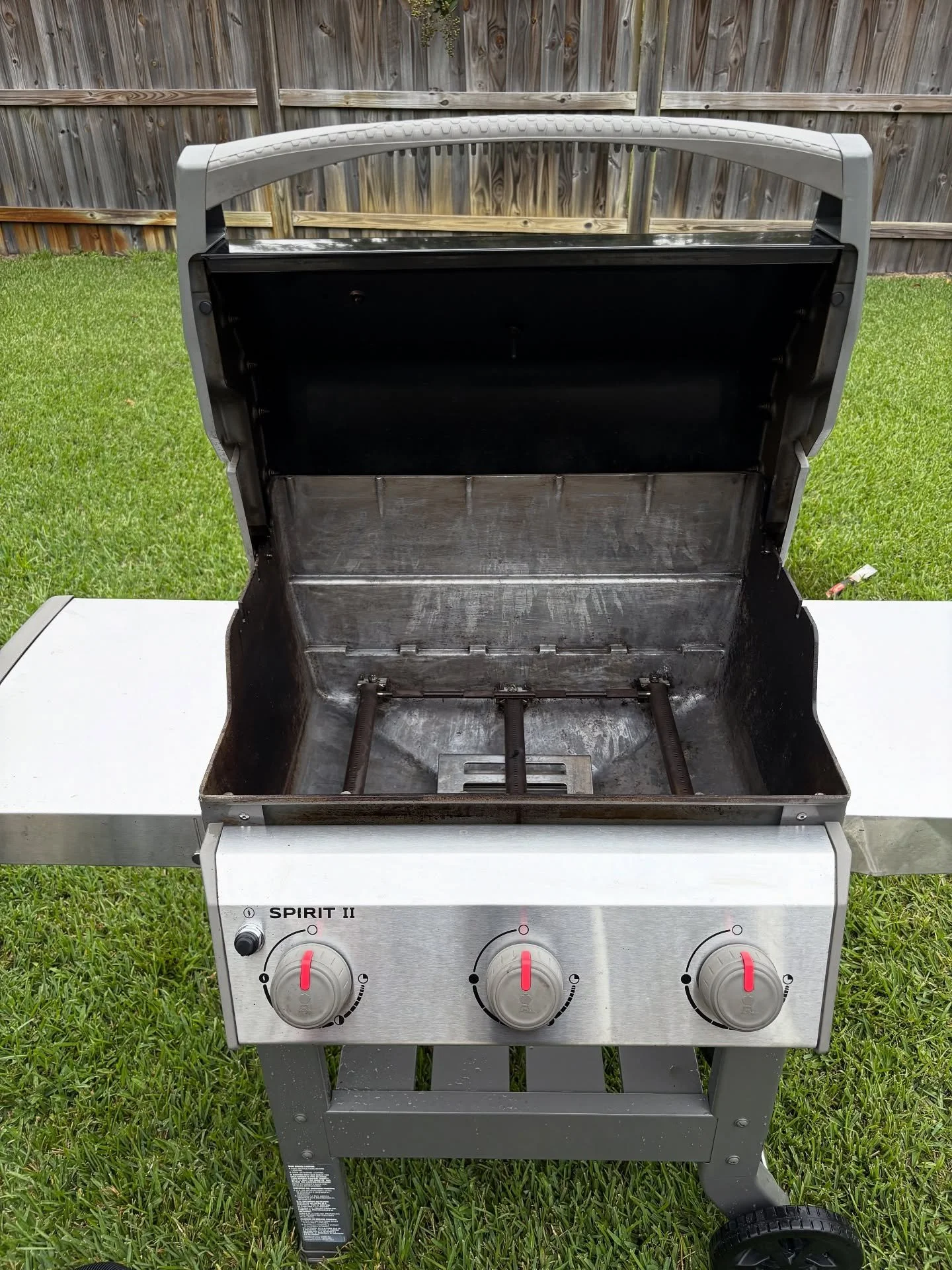 When Rihanna said &ldquo;shine bright like a diamond&rdquo; - this grill took it literally 💎 

As always swipe to see the #before of this grill, now ready for Sunday football! 

#BeforeAndAfter #FallVibes #GameDayReady  #GrillCleanUp #BlackstoneGril