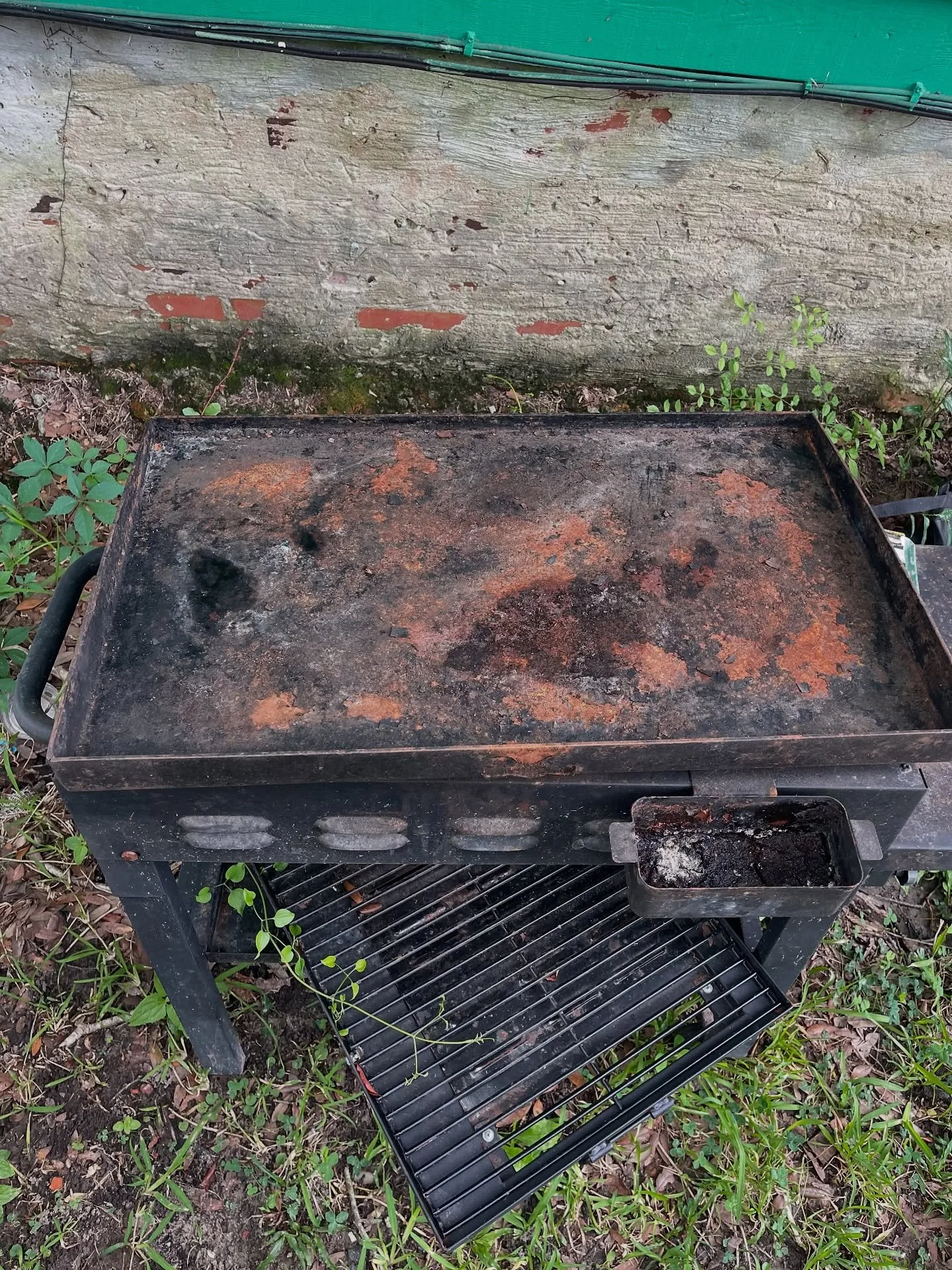 Took this blackstone from rock bottom to rock star 🤘🏻

Lookin like Metallica ⚡️

 #GrillCleanUp #BlackstoneGrill #BeforeAndAfter #PristineGrills #wilmingtonnc #wilmington #northcarolina #grillcleaning #beforeandafter 
#cleaningservice #smallbusines