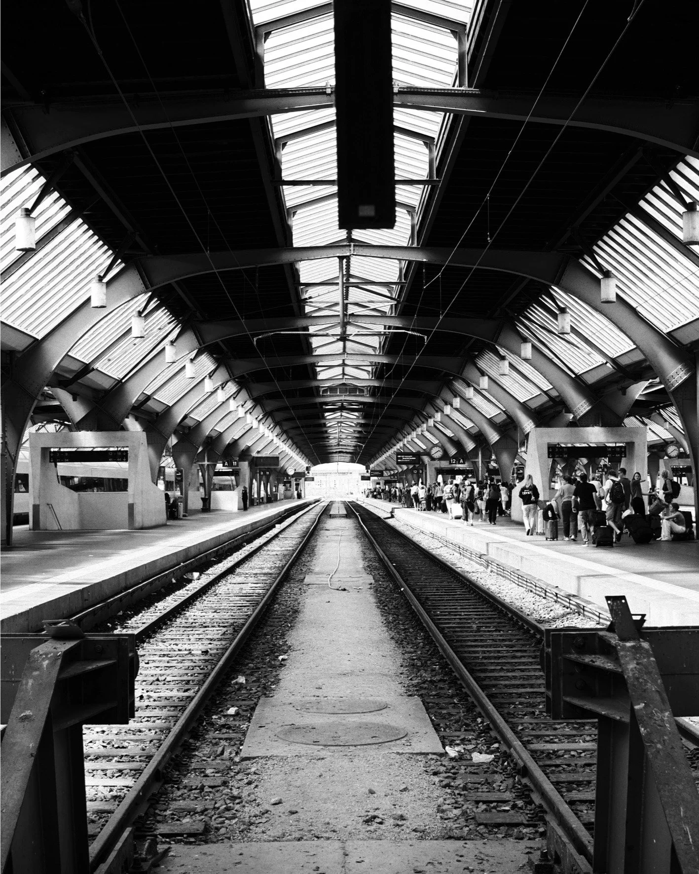 2025-07-20 - Like a Tunnel
&hellip;
#z&uuml;rich #schweiz #suisse #svizzera #svizra #ch #helvetia #switzerland #swiss #home
&hellip;
#camerapic #omsystem #oms #om3 #micro43 #omslenses #25mmf1_8II #lightroom #lightroomedit
&hellip;
#streetphotography 