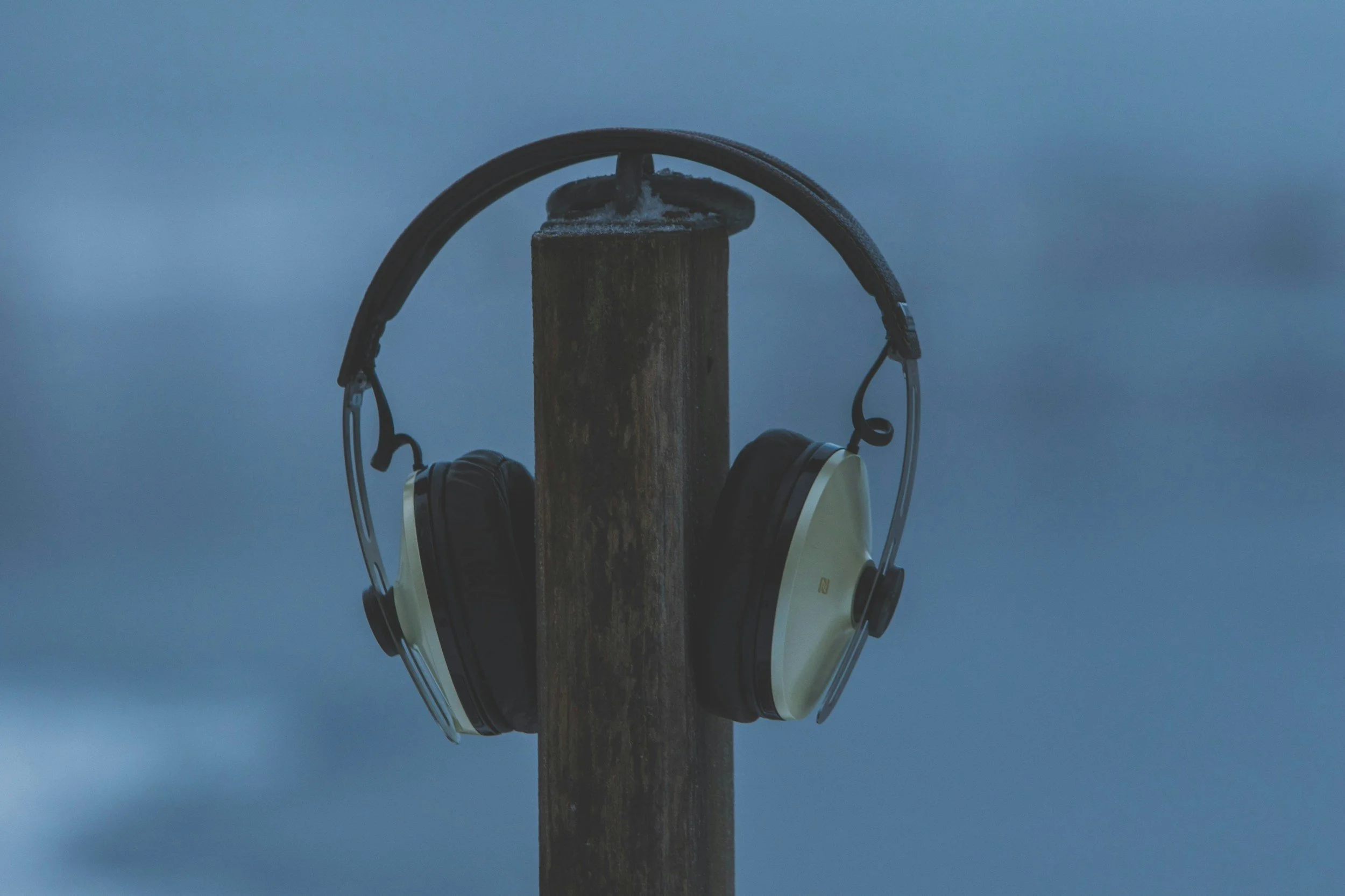 Acoustic Beating vs. Binaural Beats: What’s the Difference in Sound Healing?