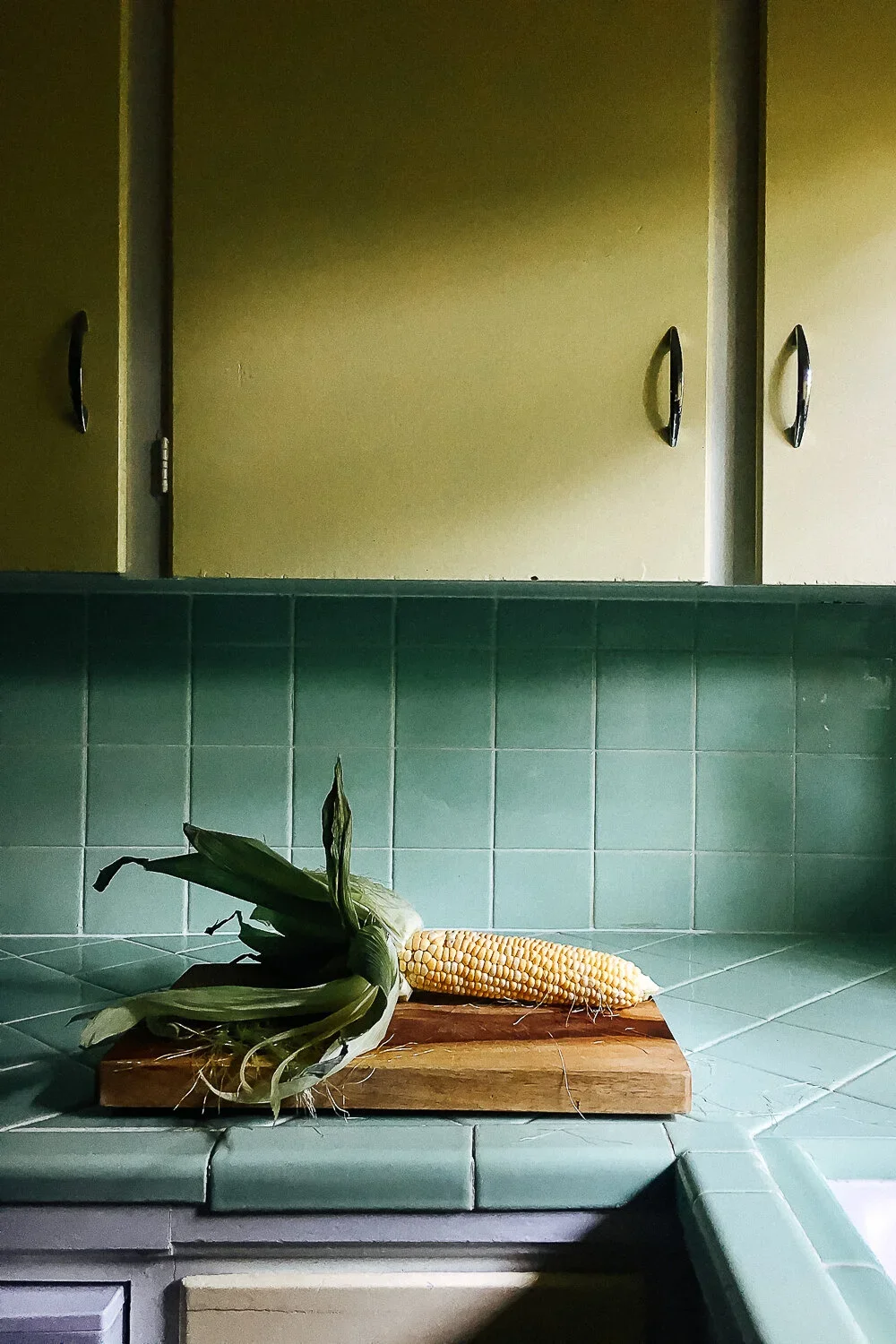 Corn on countertop by Austin-based food and lifestyle photographer, Mackenzie Smith.