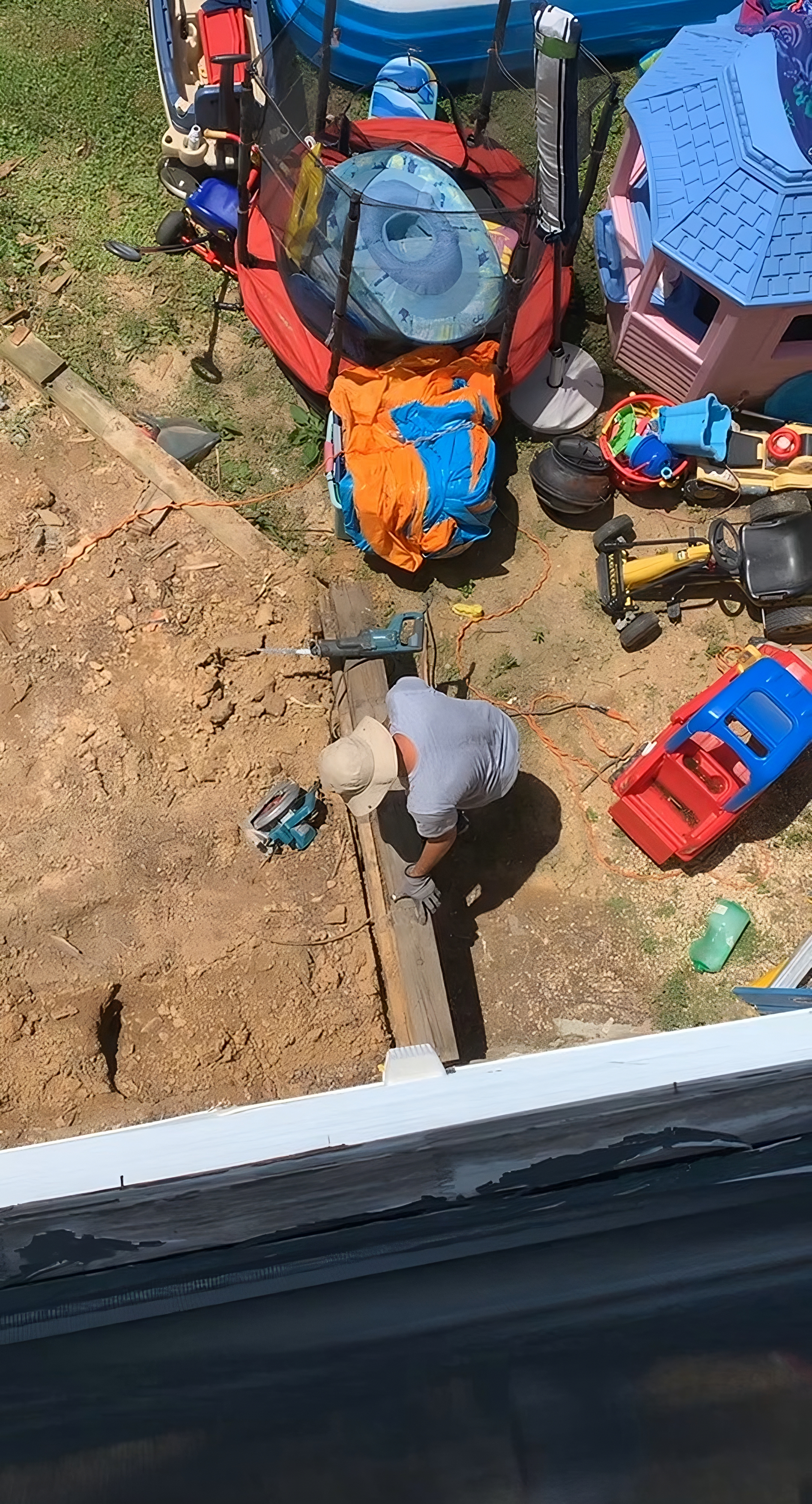 Oranssi carpenter using bench saw