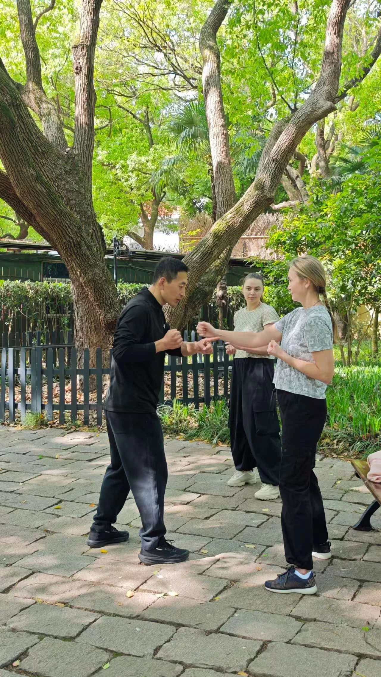 She Came to Accompany Her Daughter, but Fell in Love with Wing Chun